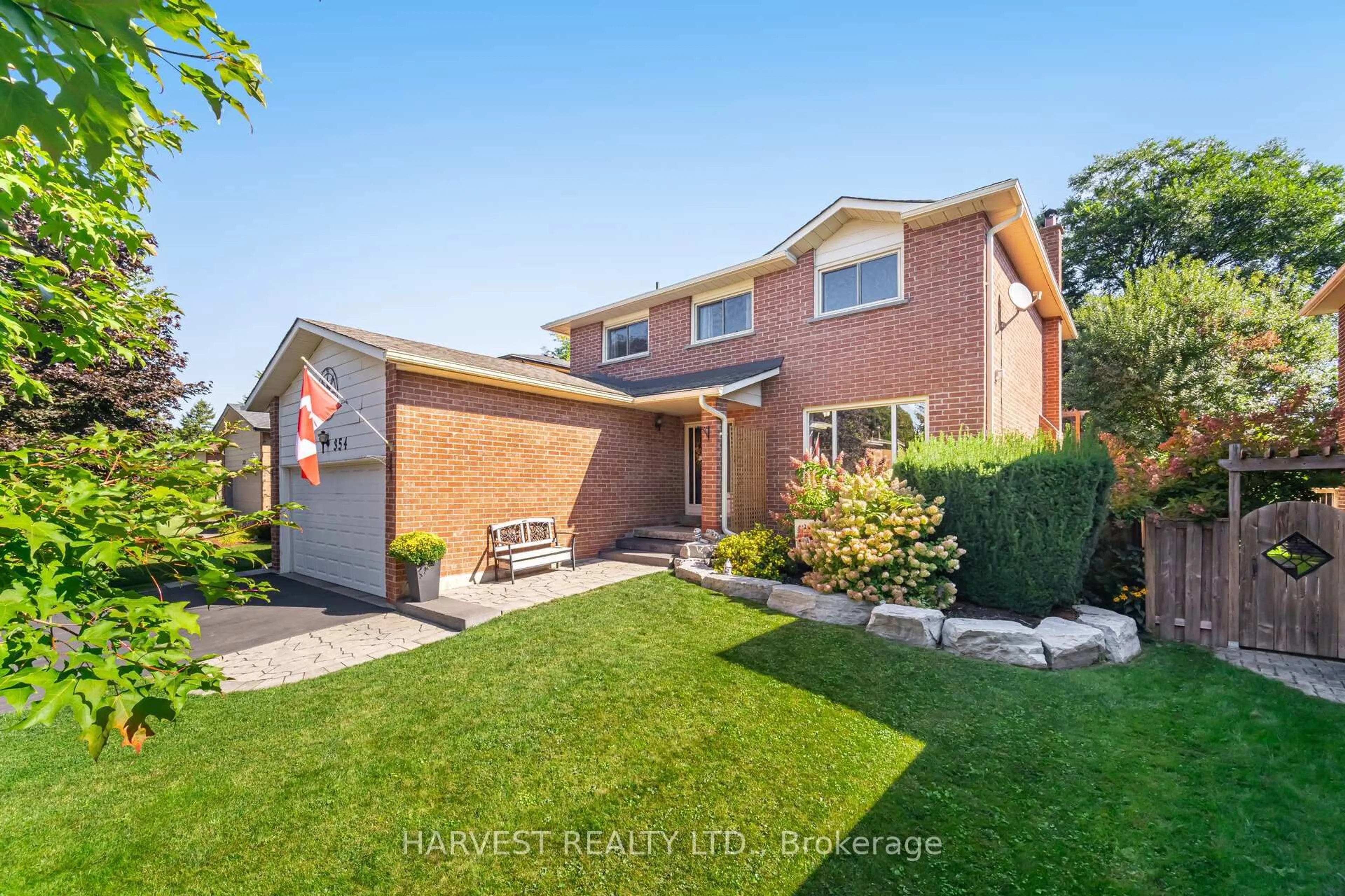 Home with brick exterior material, street for 354 Darlington Cres, Newmarket Ontario L3Y 6N4
