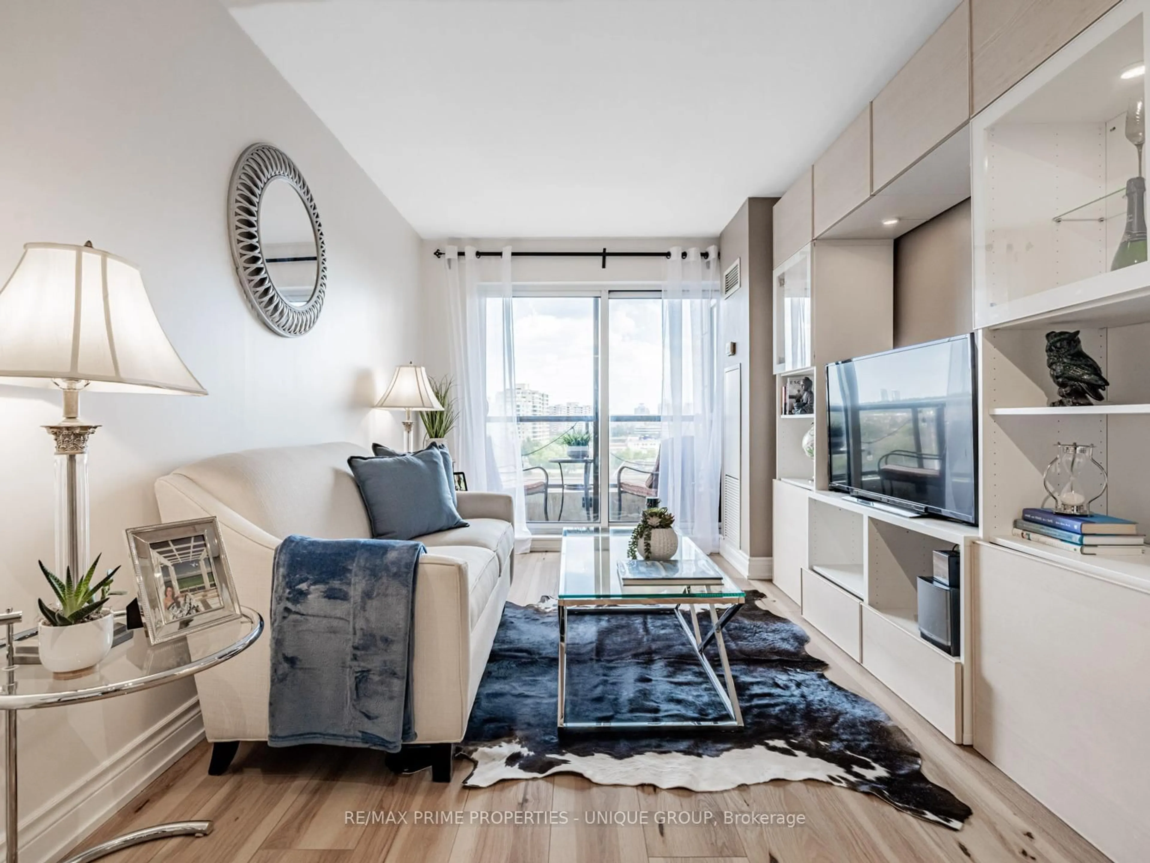 Living room with furniture, unknown for 18 Harding Blvd #709, Richmond Hill Ontario L4C 0T3