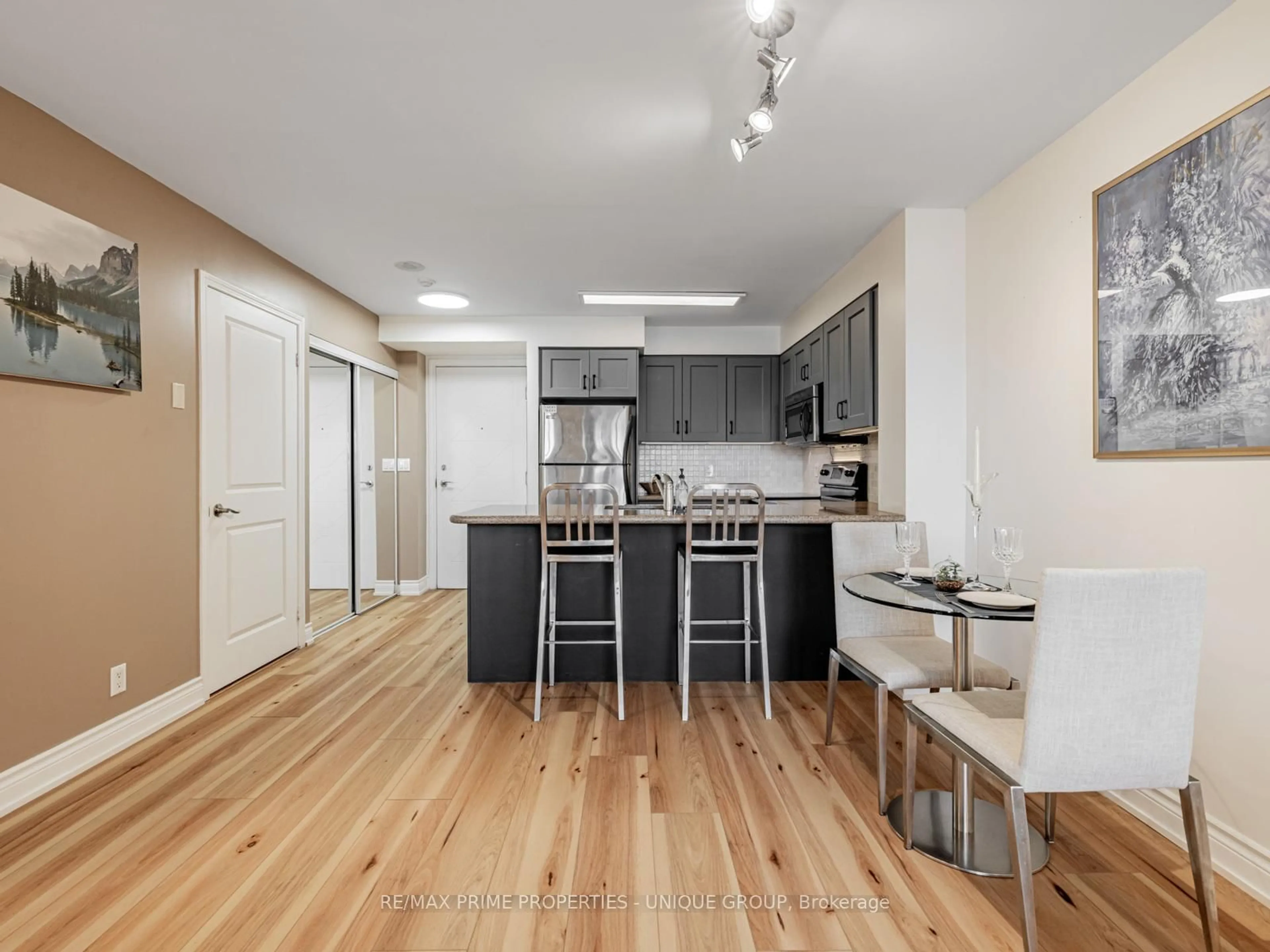 Open concept kitchen, wood/laminate floor for 18 Harding Blvd #709, Richmond Hill Ontario L4C 0T3