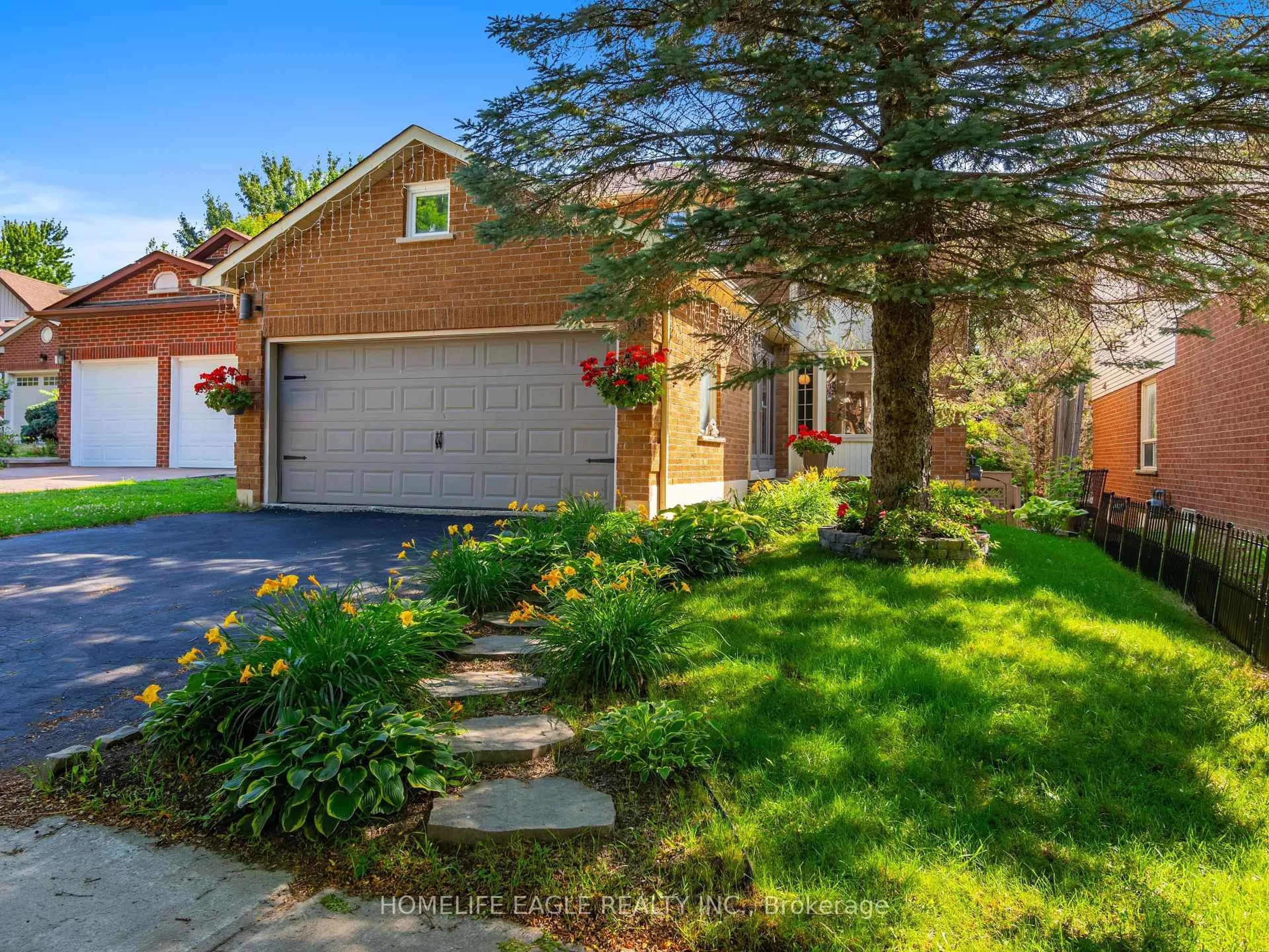 Home with brick exterior material, street for 30 Moffat Cres, Aurora Ontario L4G 4Z8