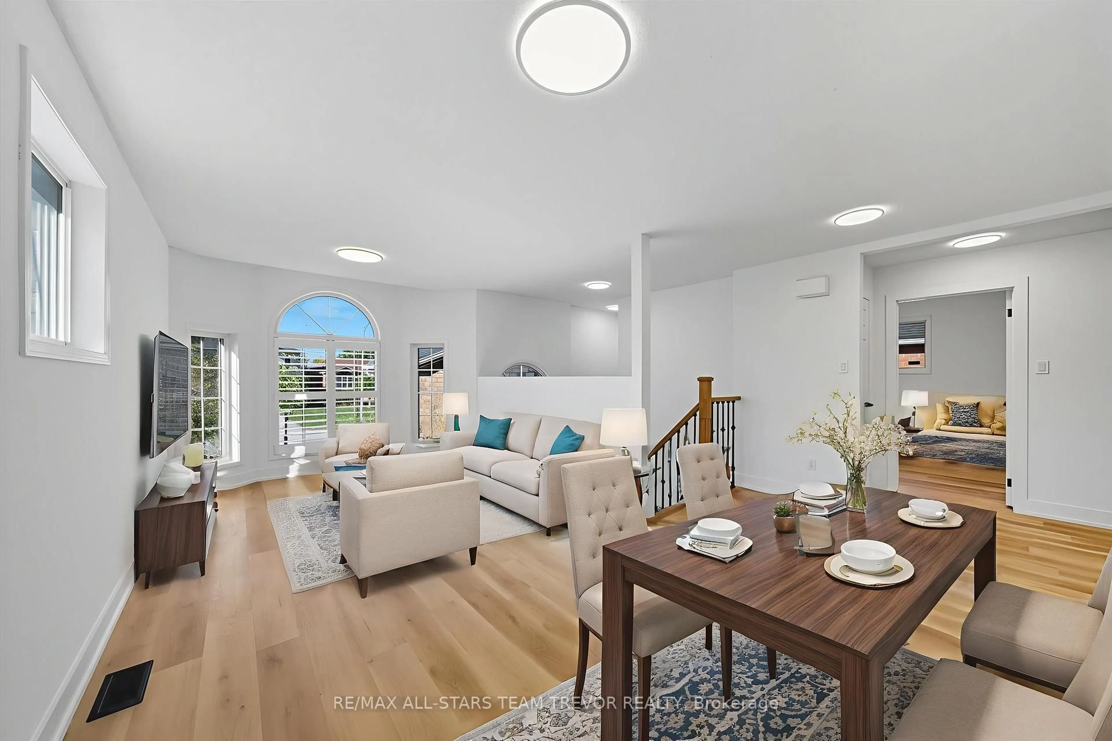 Living room with furniture, unknown for 1313 Forest St, Innisfil Ontario L9S 1Z7