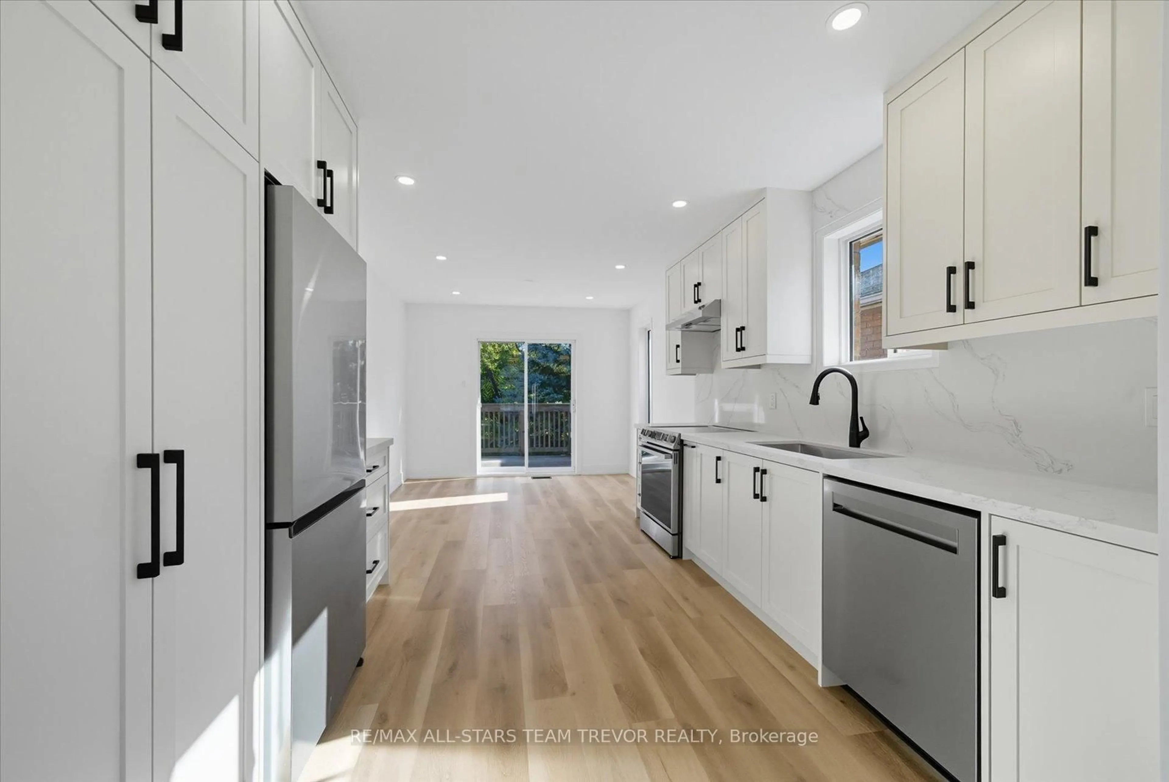 Open concept kitchen, ceramic/tile floor for 1313 Forest St, Innisfil Ontario L9S 1Z7