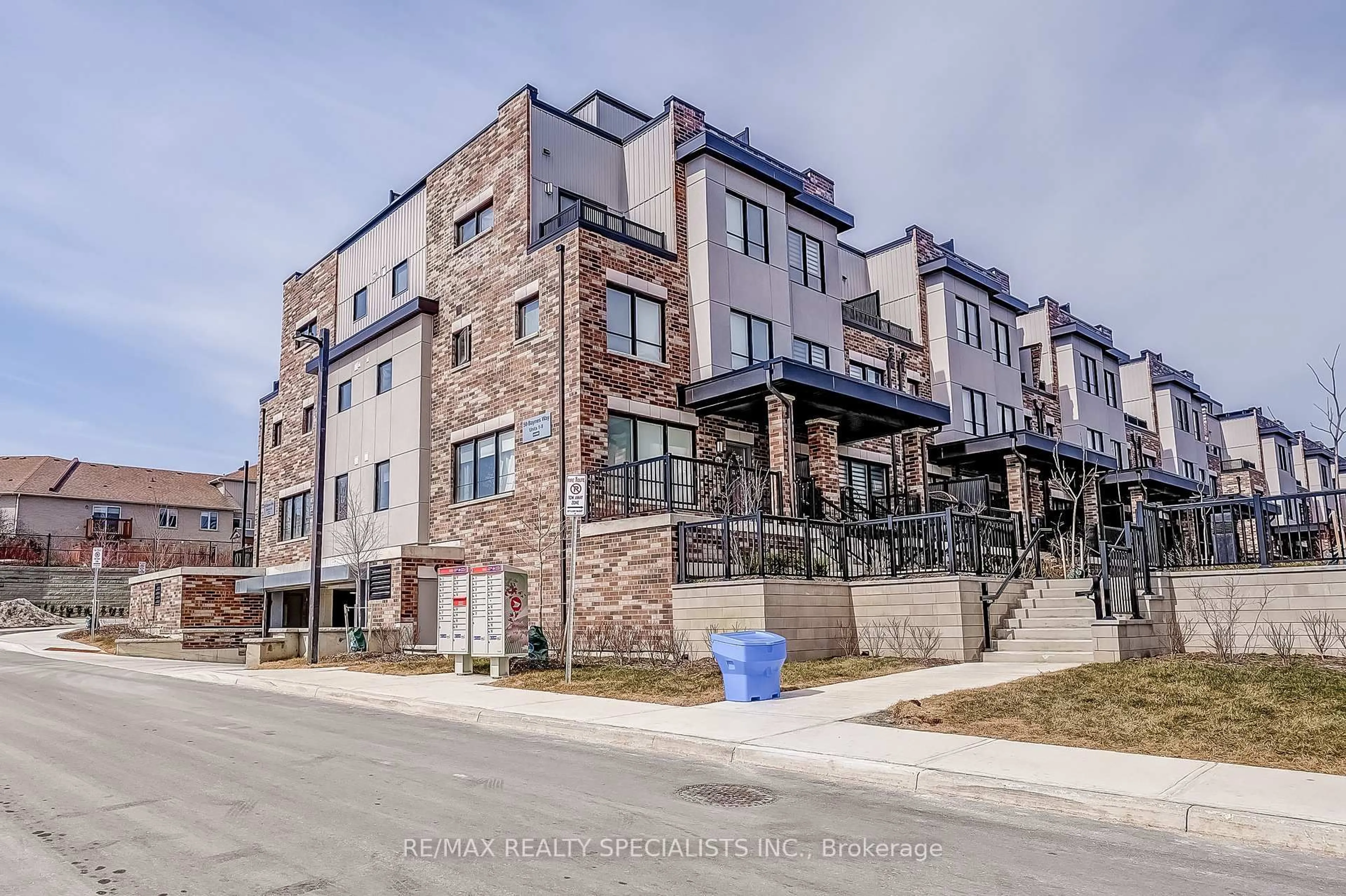 A pic from outside/outdoor area/front of a property/back of a property/a pic from drone, street for 50 Baynes Way #2, Bradford West Gwillimbury Ontario L3Z 4M4