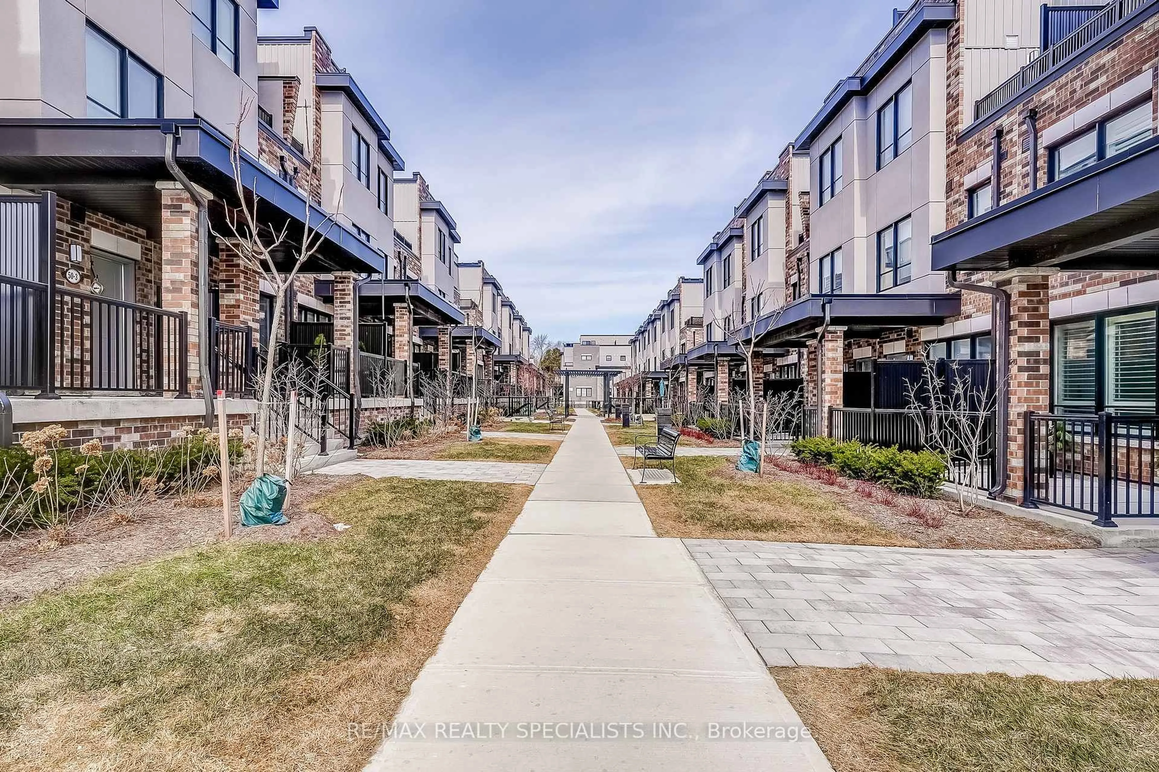 Patio, street for 50 Baynes Way #2, Bradford West Gwillimbury Ontario L3Z 4M4