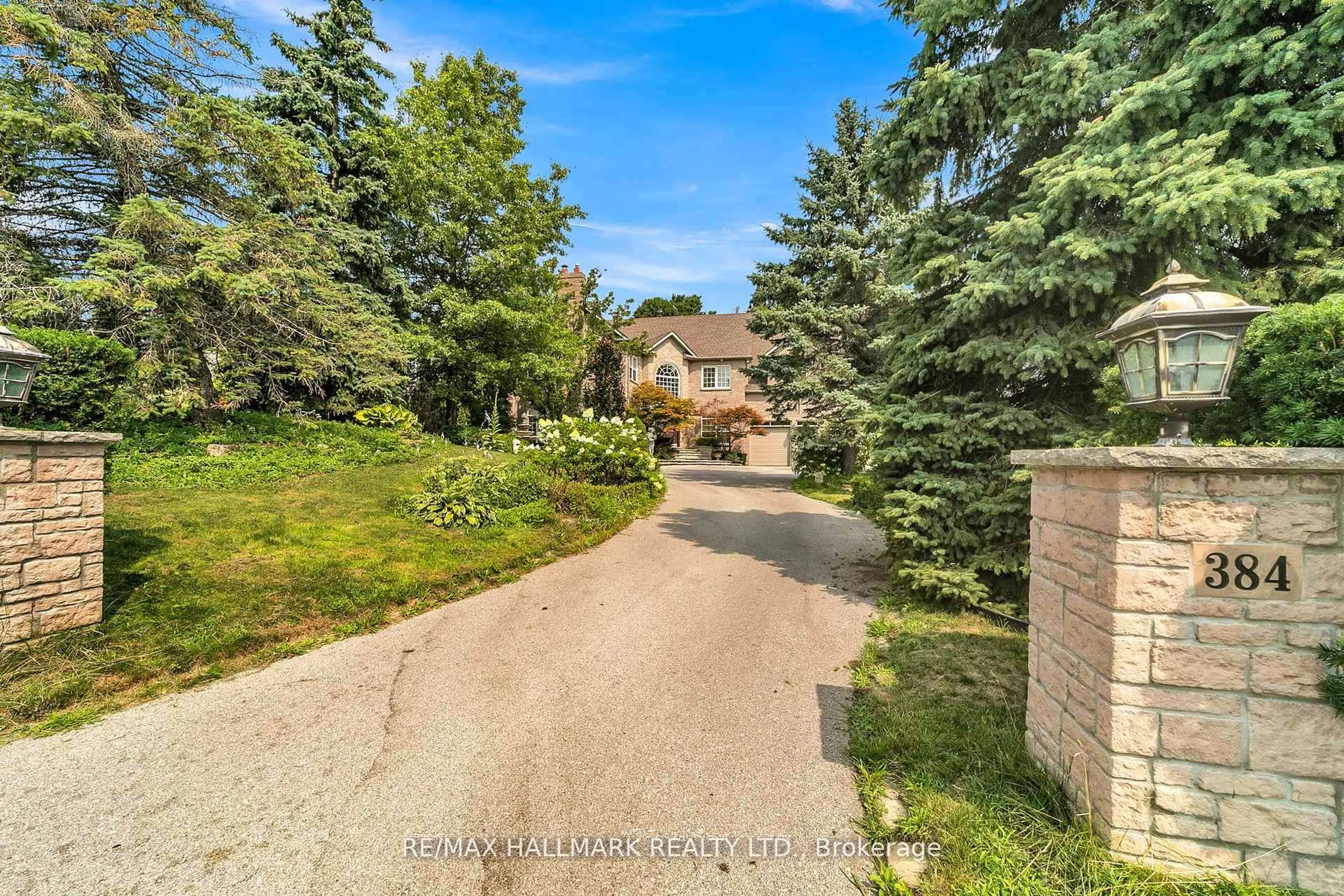 A pic from outside/outdoor area/front of a property/back of a property/a pic from drone, street for 384 Kennedy St, Aurora Ontario L4G 5M6