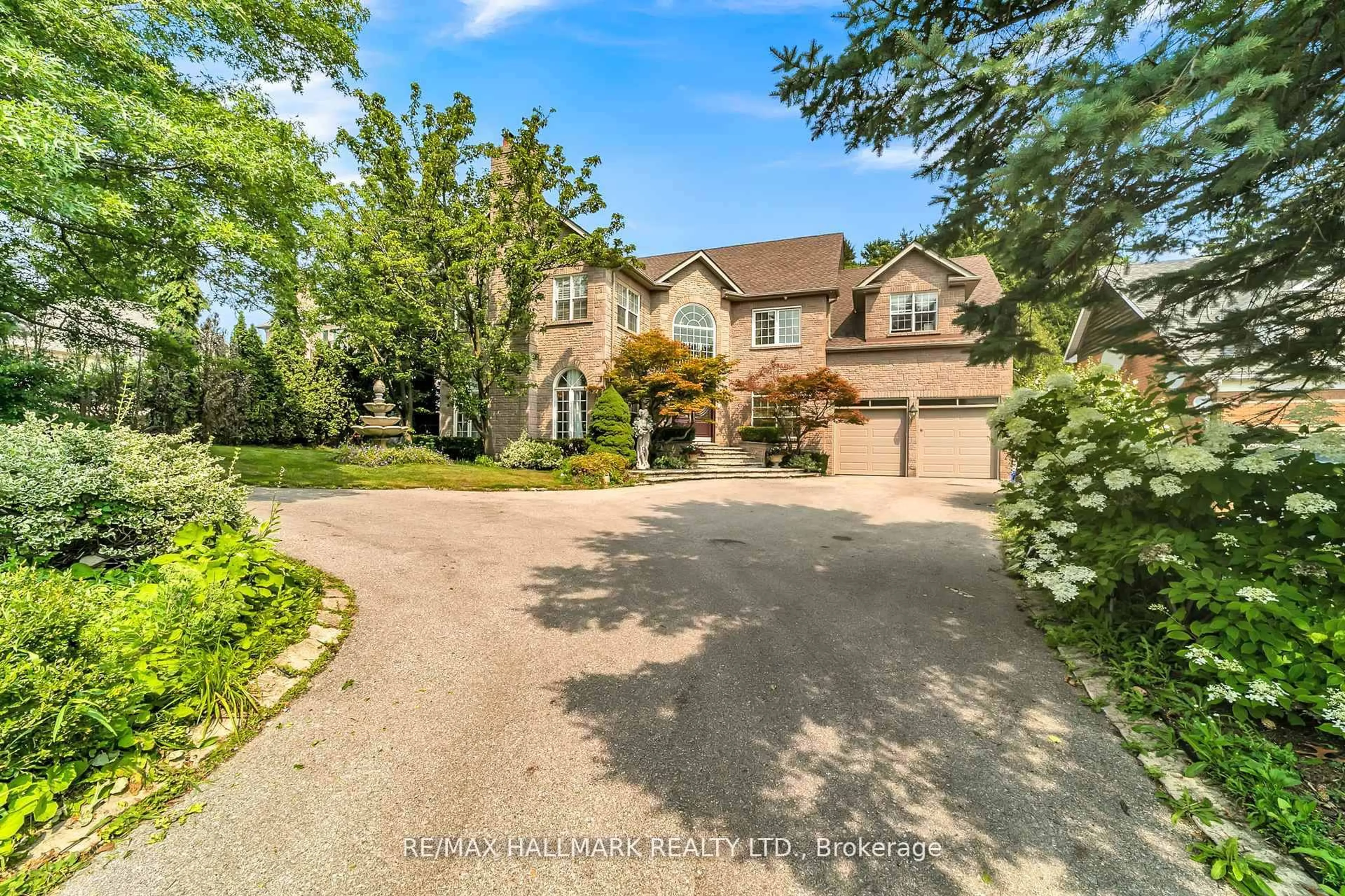 A pic from outside/outdoor area/front of a property/back of a property/a pic from drone, street for 384 Kennedy St, Aurora Ontario L4G 5M6