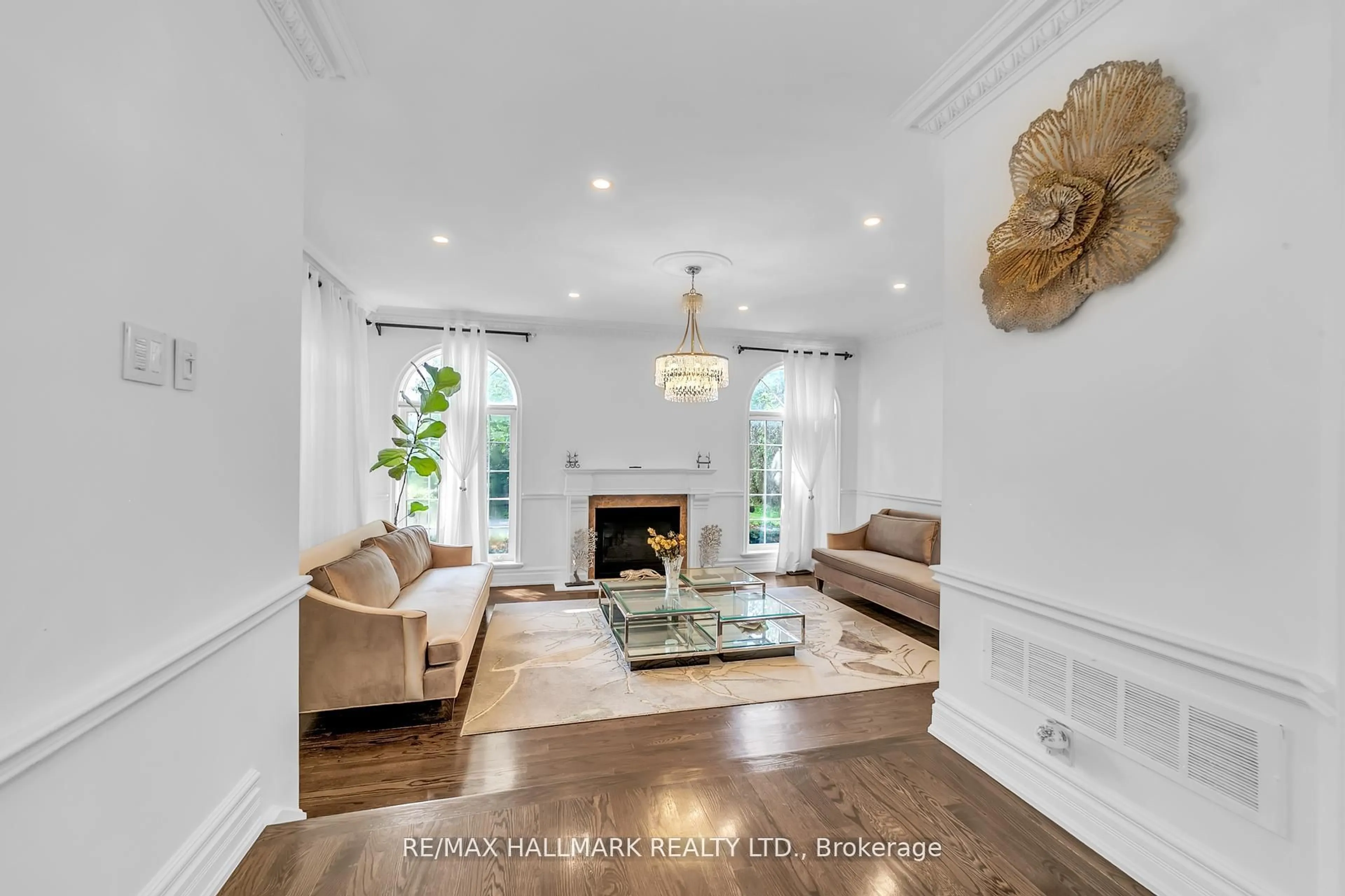 Living room with furniture, unknown for 384 Kennedy St, Aurora Ontario L4G 5M6