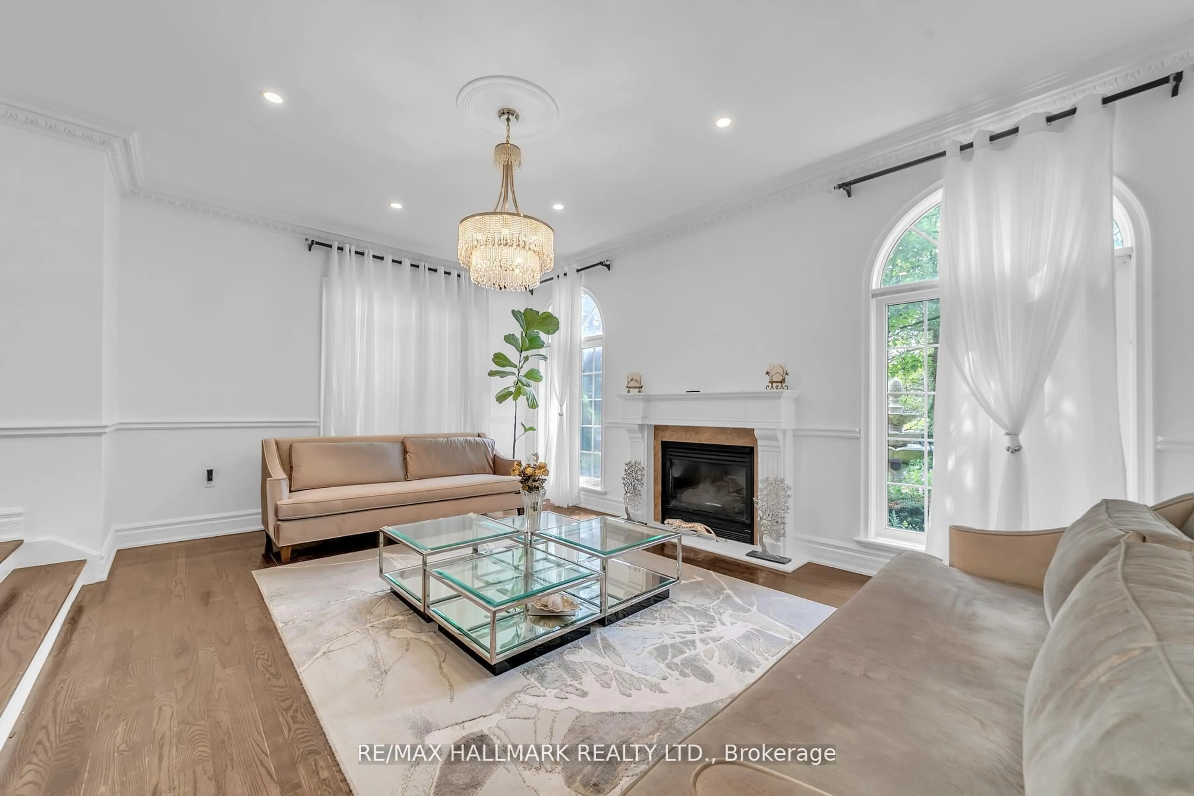 Living room with furniture, unknown for 384 Kennedy St, Aurora Ontario L4G 5M6