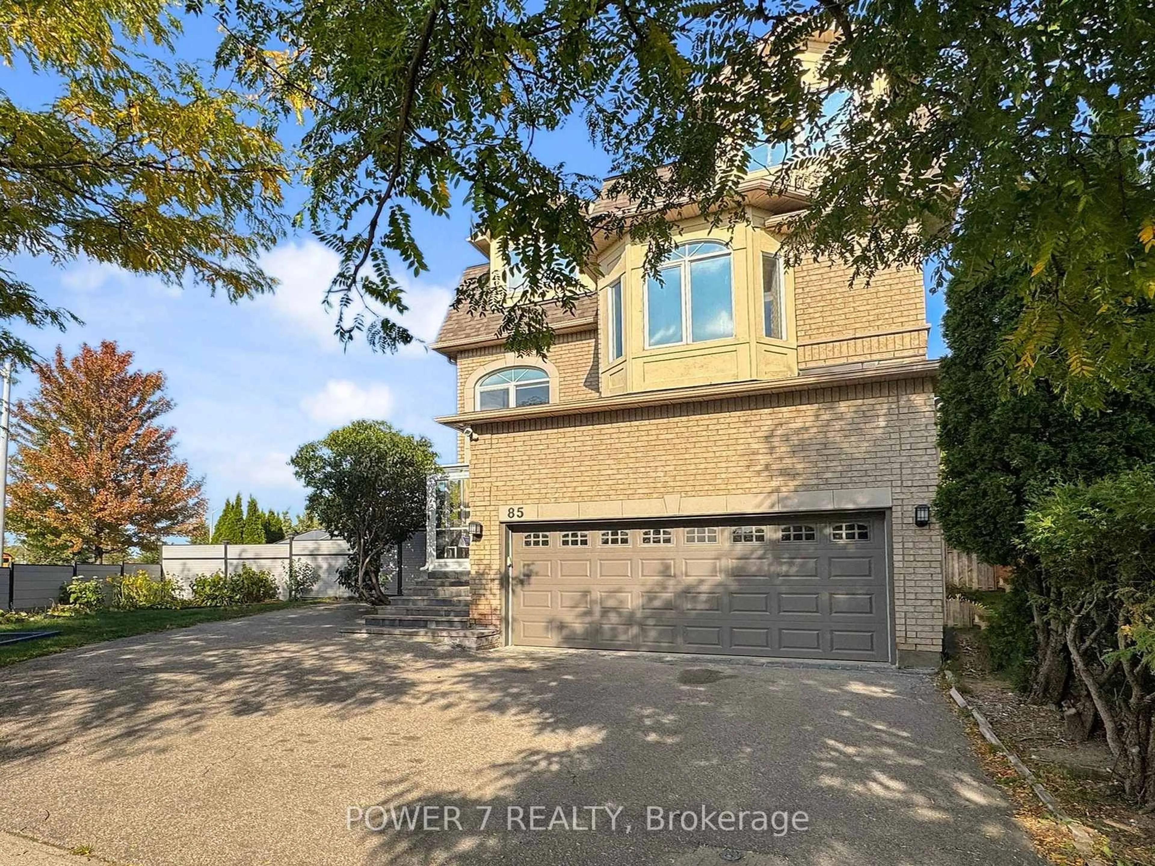 A pic from outside/outdoor area/front of a property/back of a property/a pic from drone, street for 85 Queensway Dr, Richmond Hill Ontario L4S 1R9