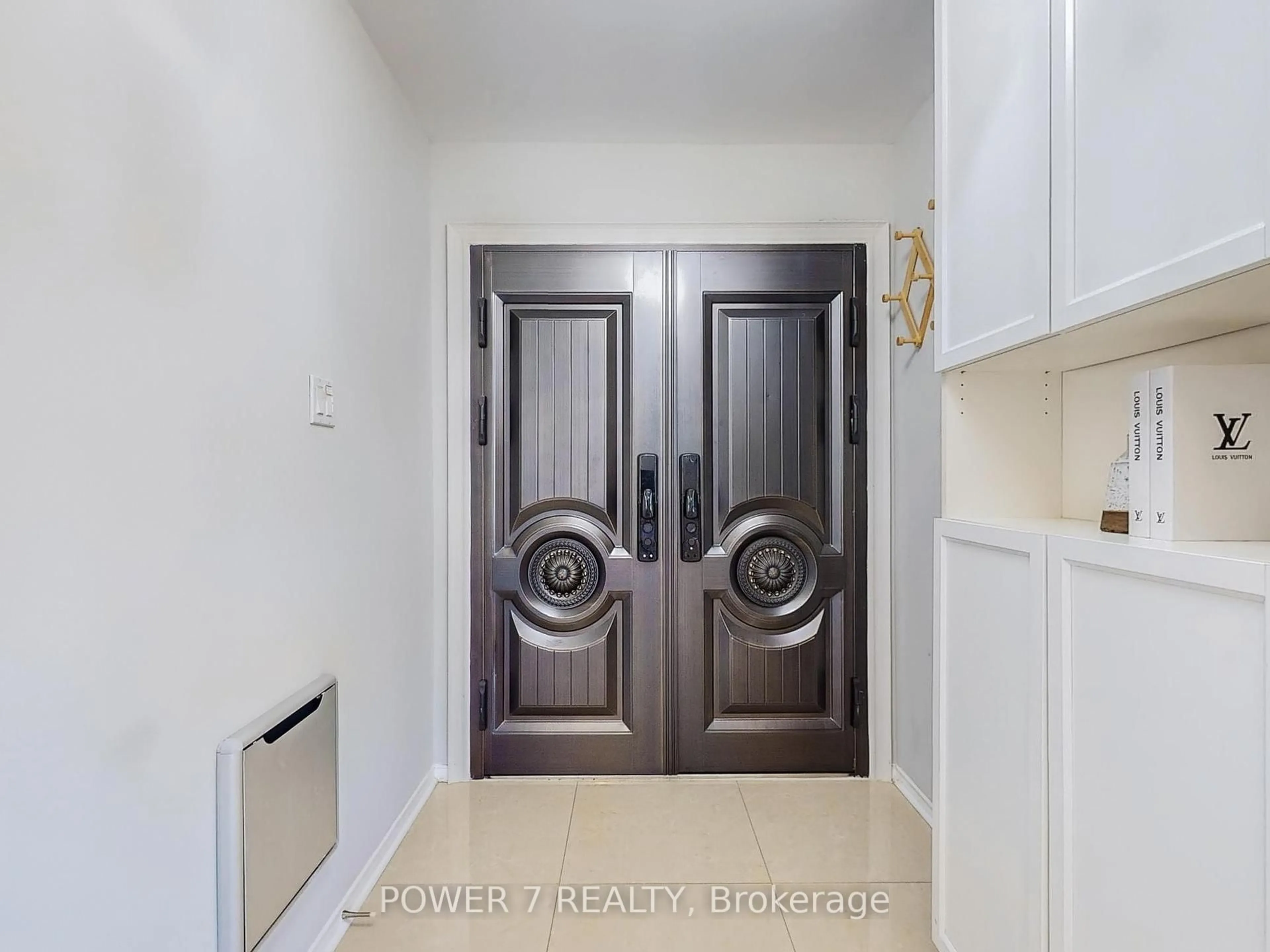 Indoor entryway for 85 Queensway Dr, Richmond Hill Ontario L4S 1R9