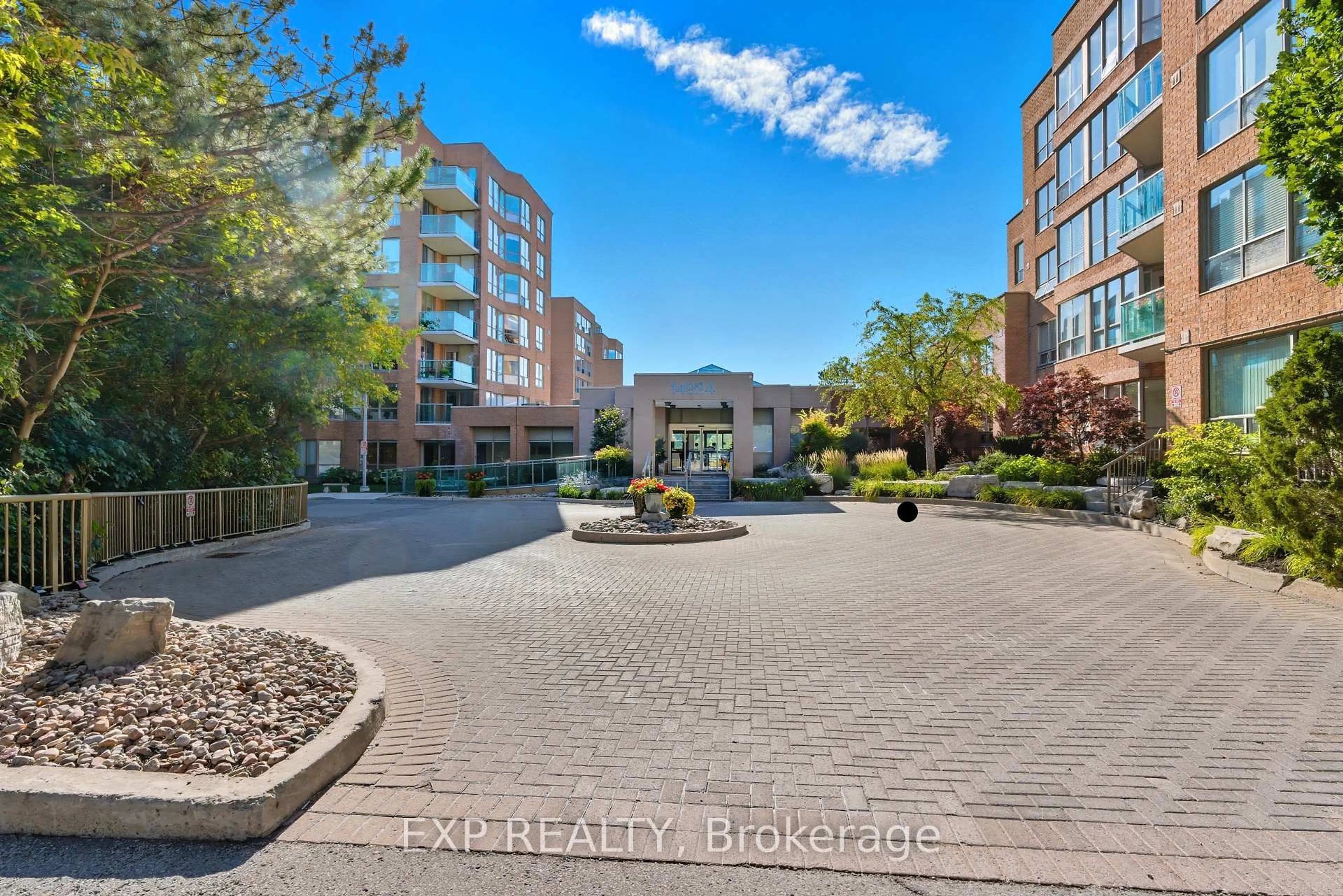 A pic from outside/outdoor area/front of a property/back of a property/a pic from drone, unknown for 14924 Yonge St #111, Aurora Ontario L4G 6H7
