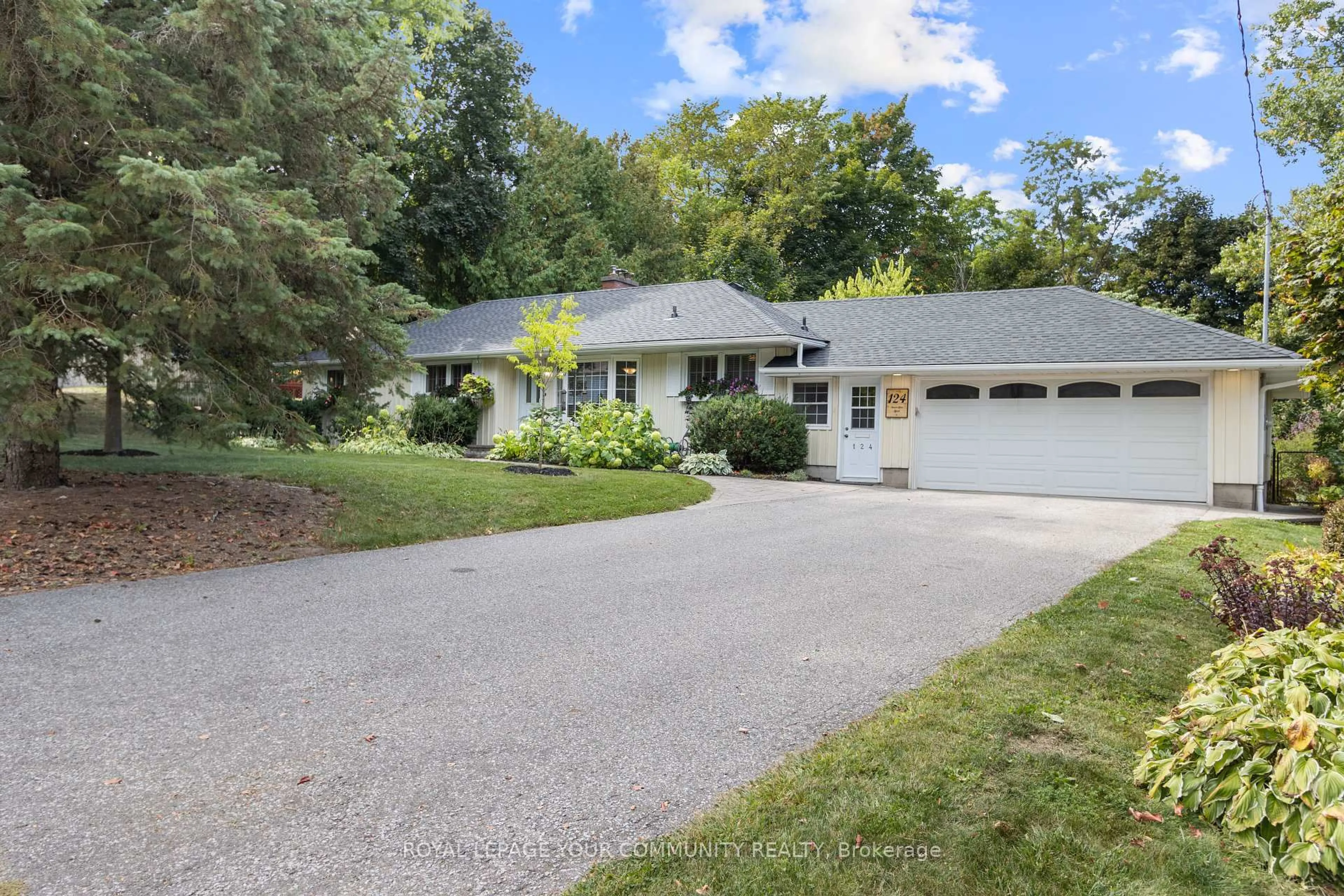A pic from outside/outdoor area/front of a property/back of a property/a pic from drone, street for 124 Forest Glen Rd, Newmarket Ontario L3Y 4N5