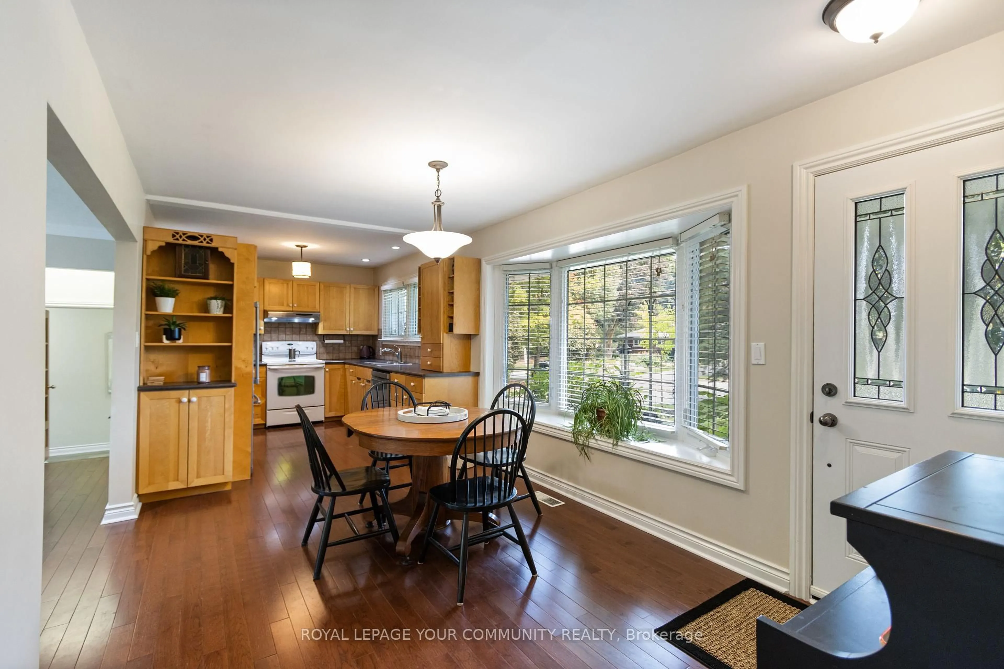 Open concept kitchen, unknown for 124 Forest Glen Rd, Newmarket Ontario L3Y 4N5