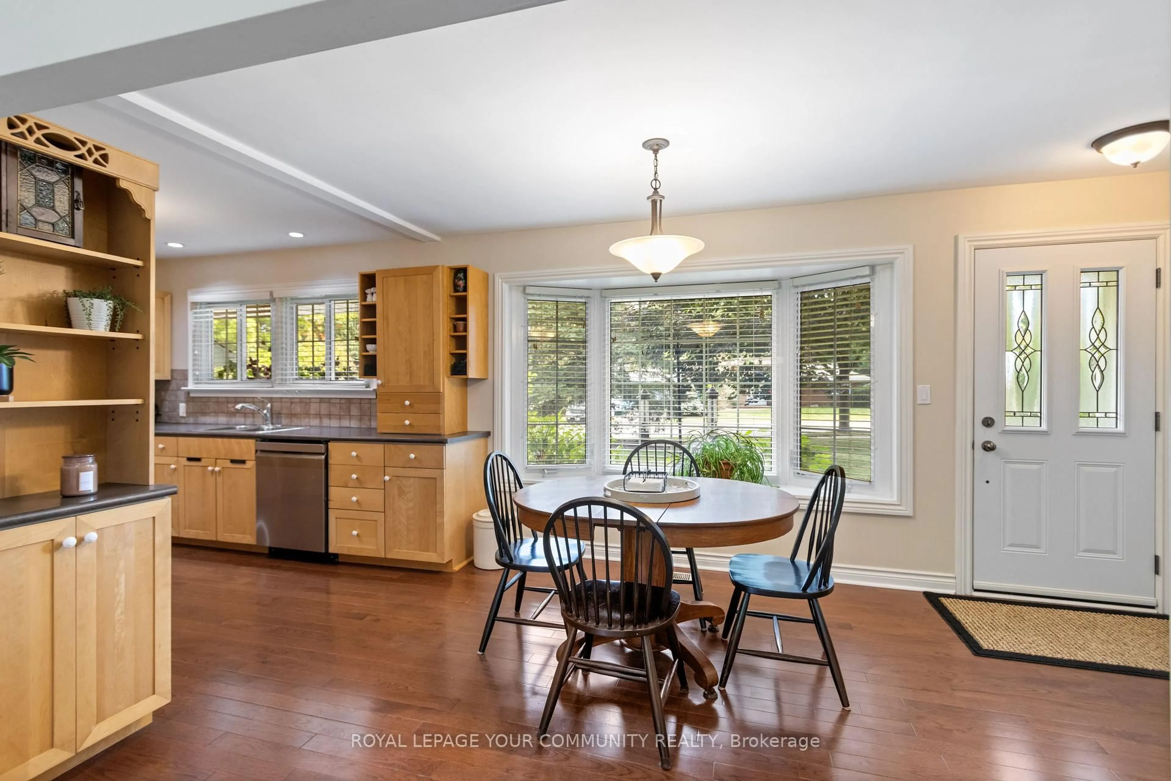 Open concept kitchen, unknown for 124 Forest Glen Rd, Newmarket Ontario L3Y 4N5