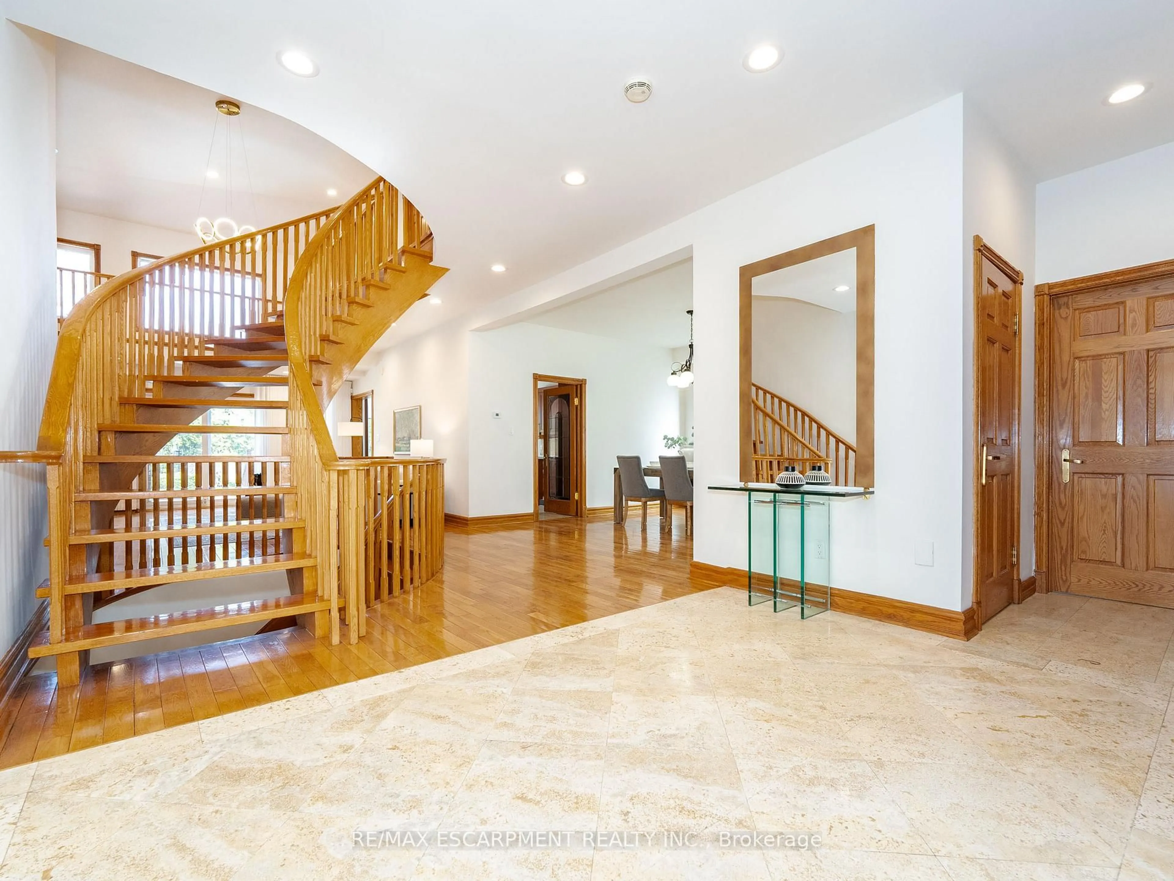 Indoor foyer for 122 Arten Ave, Richmond Hill Ontario L4C 9Y3