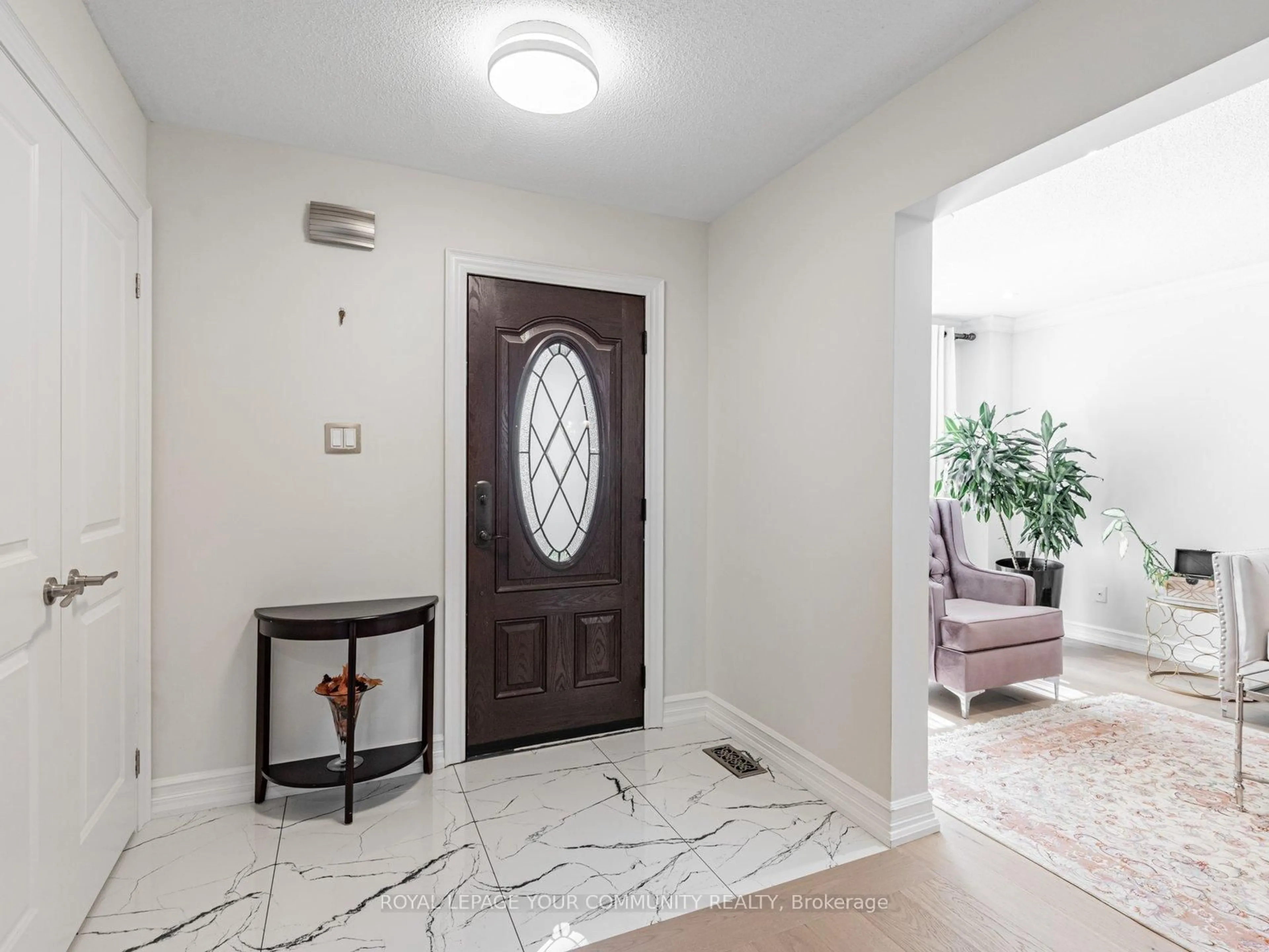 Indoor entryway for 5 Mandel Cres, Richmond Hill Ontario L4C 9Z7