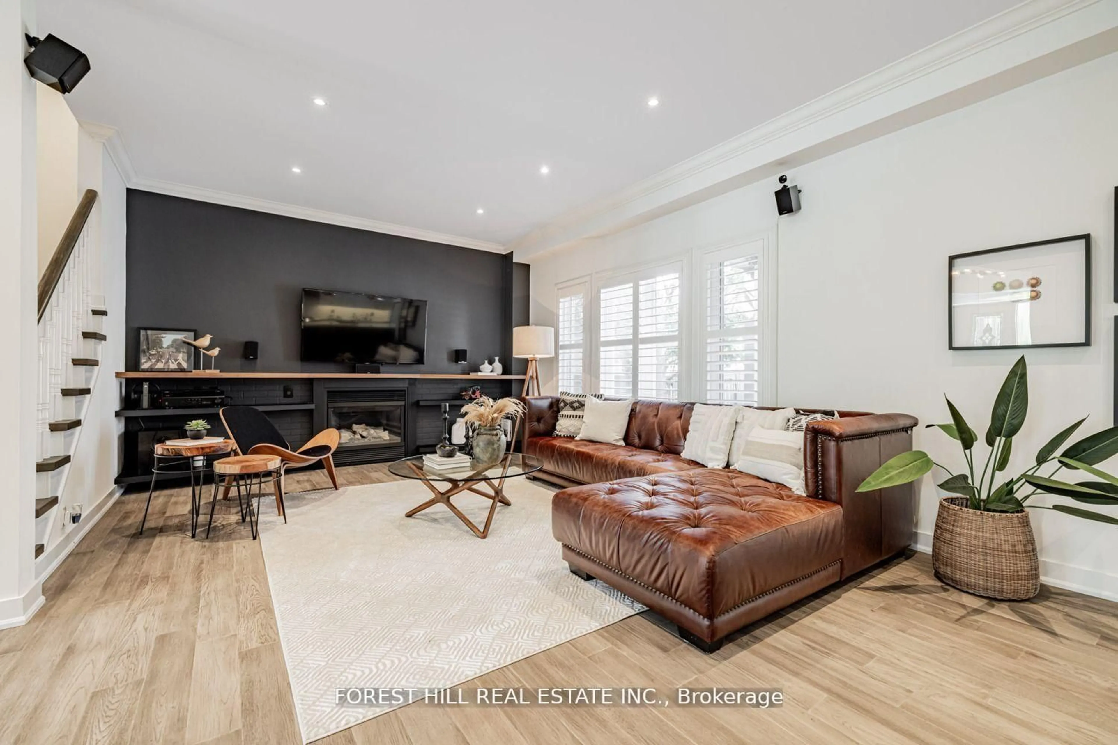 Living room with furniture, wood/laminate floor for 28 Port Rush Tr, Markham Ontario L6C 1Z3