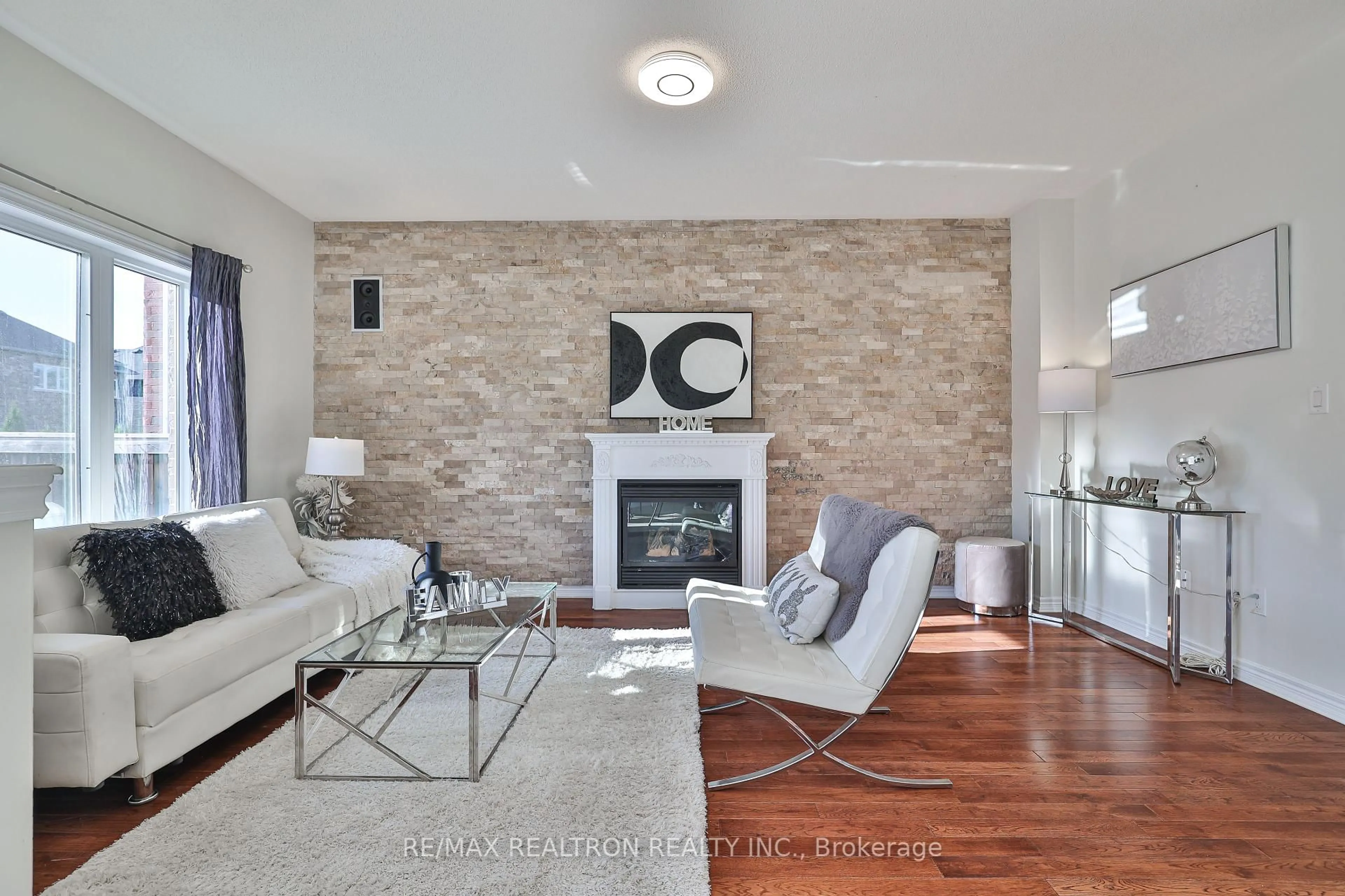 Living room with furniture, unknown for 44 Naylor Dr, Bradford West Gwillimbury Ontario L3Z 2A8