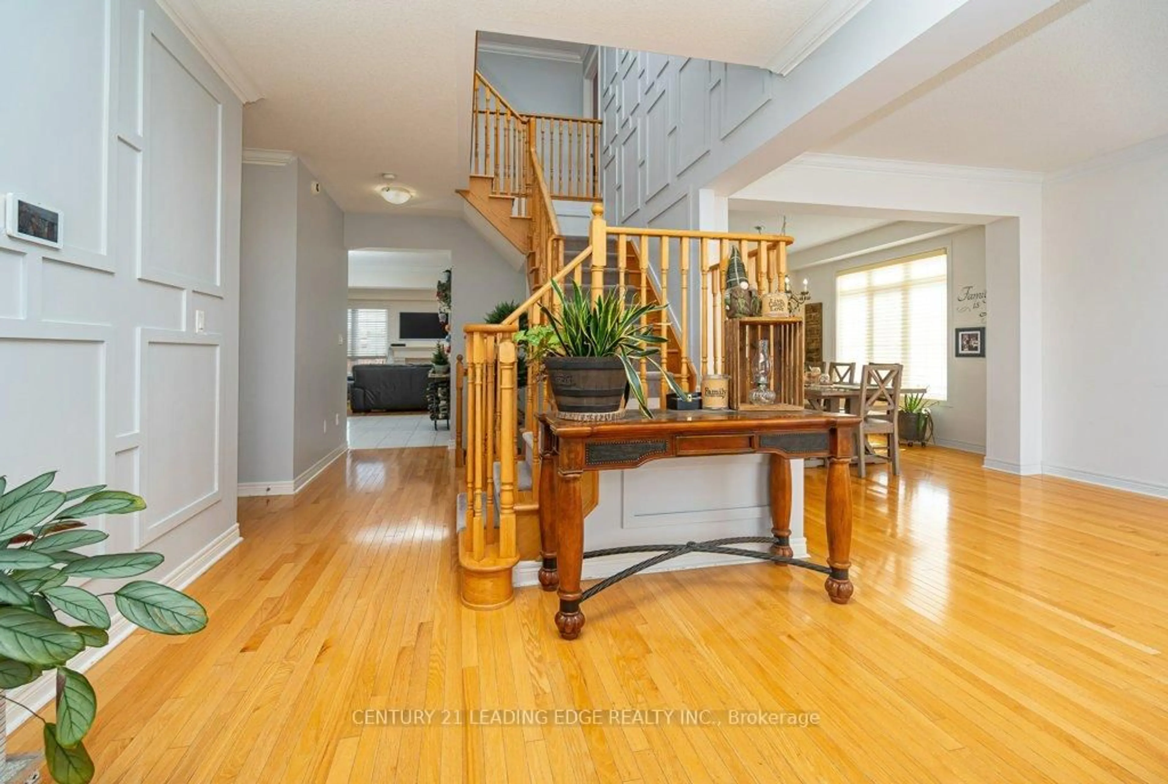 Indoor foyer for 1 Russel Dr, Bradford West Gwillimbury Ontario L3Z 3B9