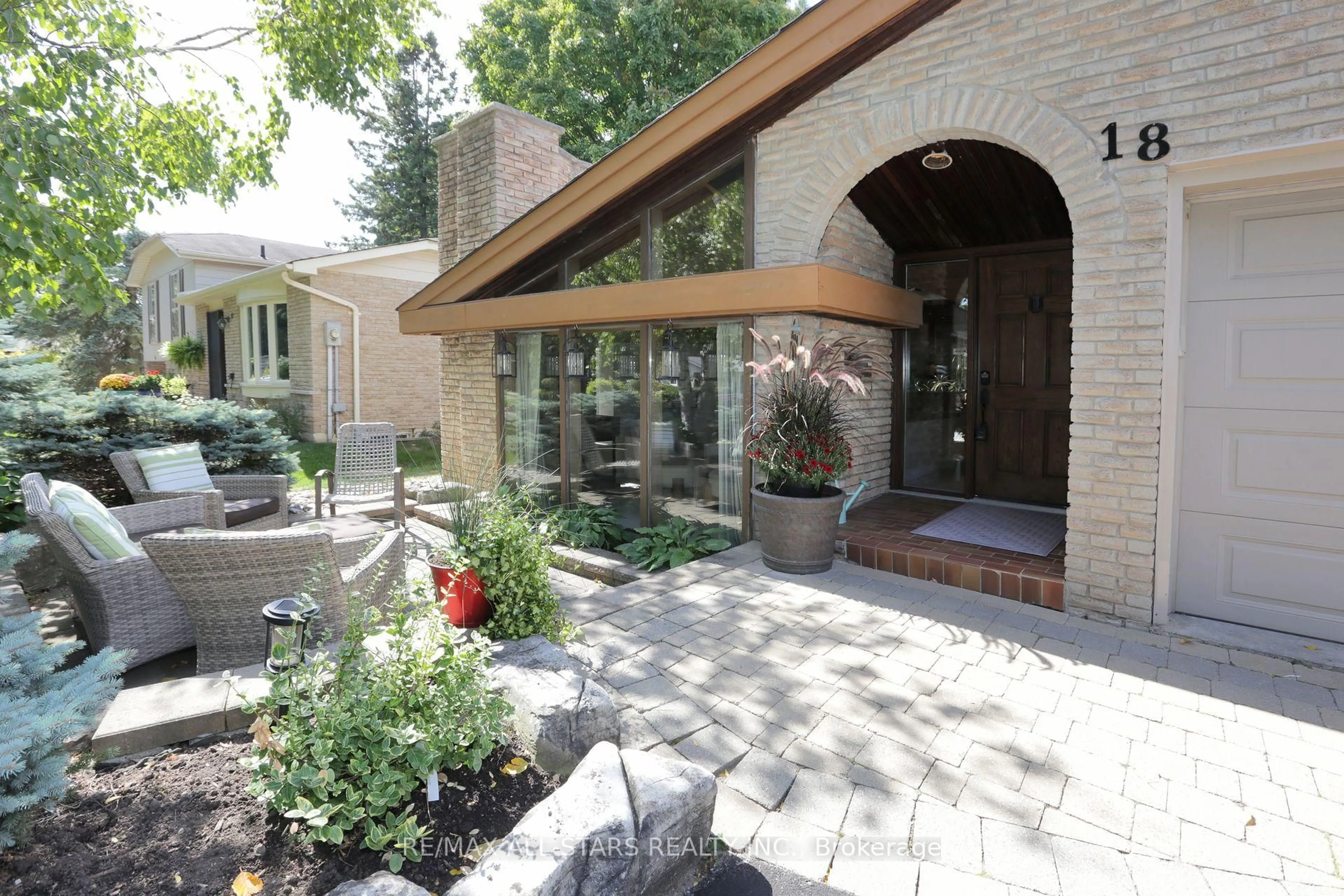 Patio, street for 18 Sir Brandiles Place Pl, Markham Ontario L3P 2Z5