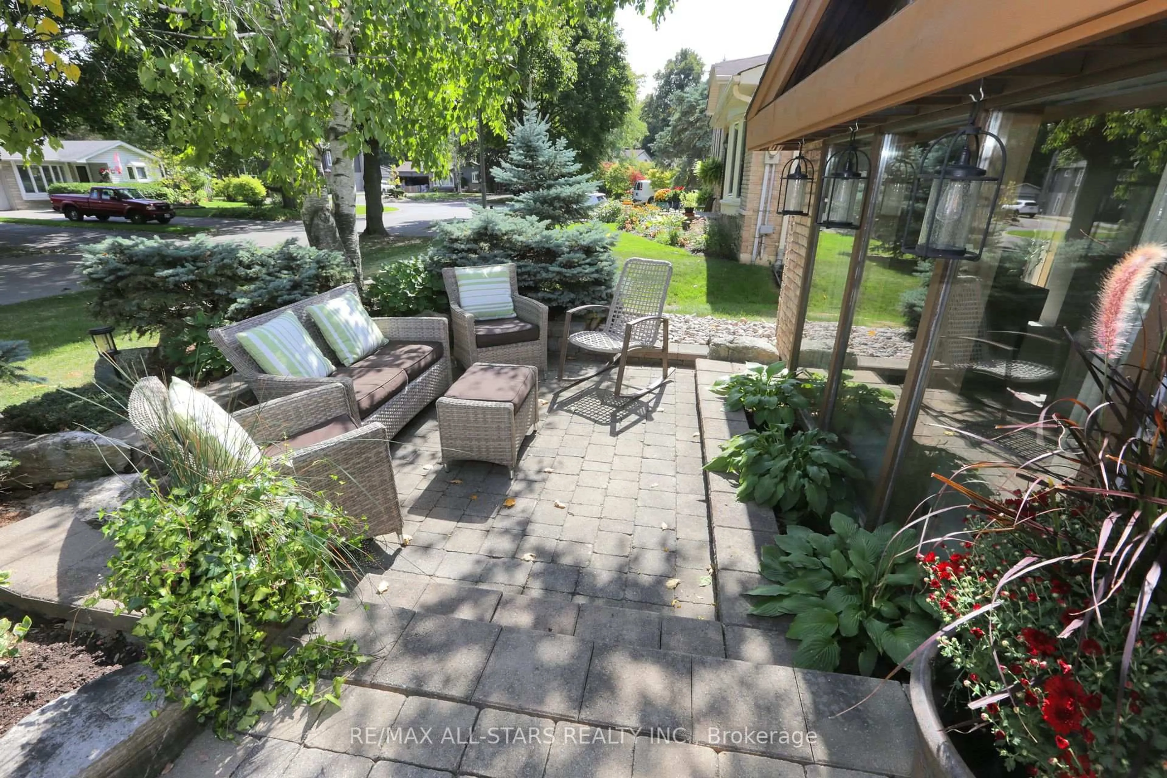 Patio, street for 18 Sir Brandiles Place Pl, Markham Ontario L3P 2Z5