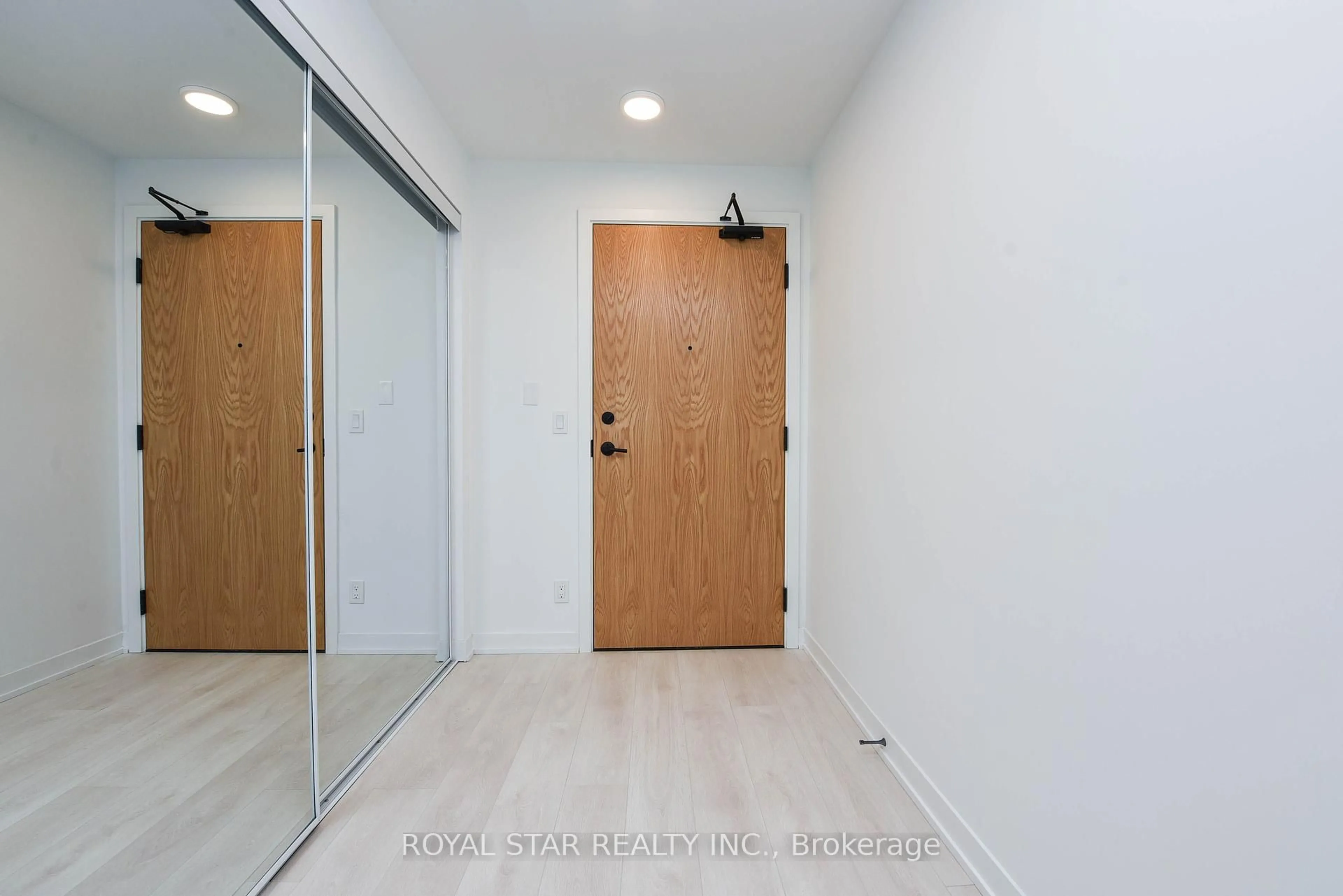 Indoor entryway for 7950 Bathurst St #1502, Vaughan Ontario L4J 0L4