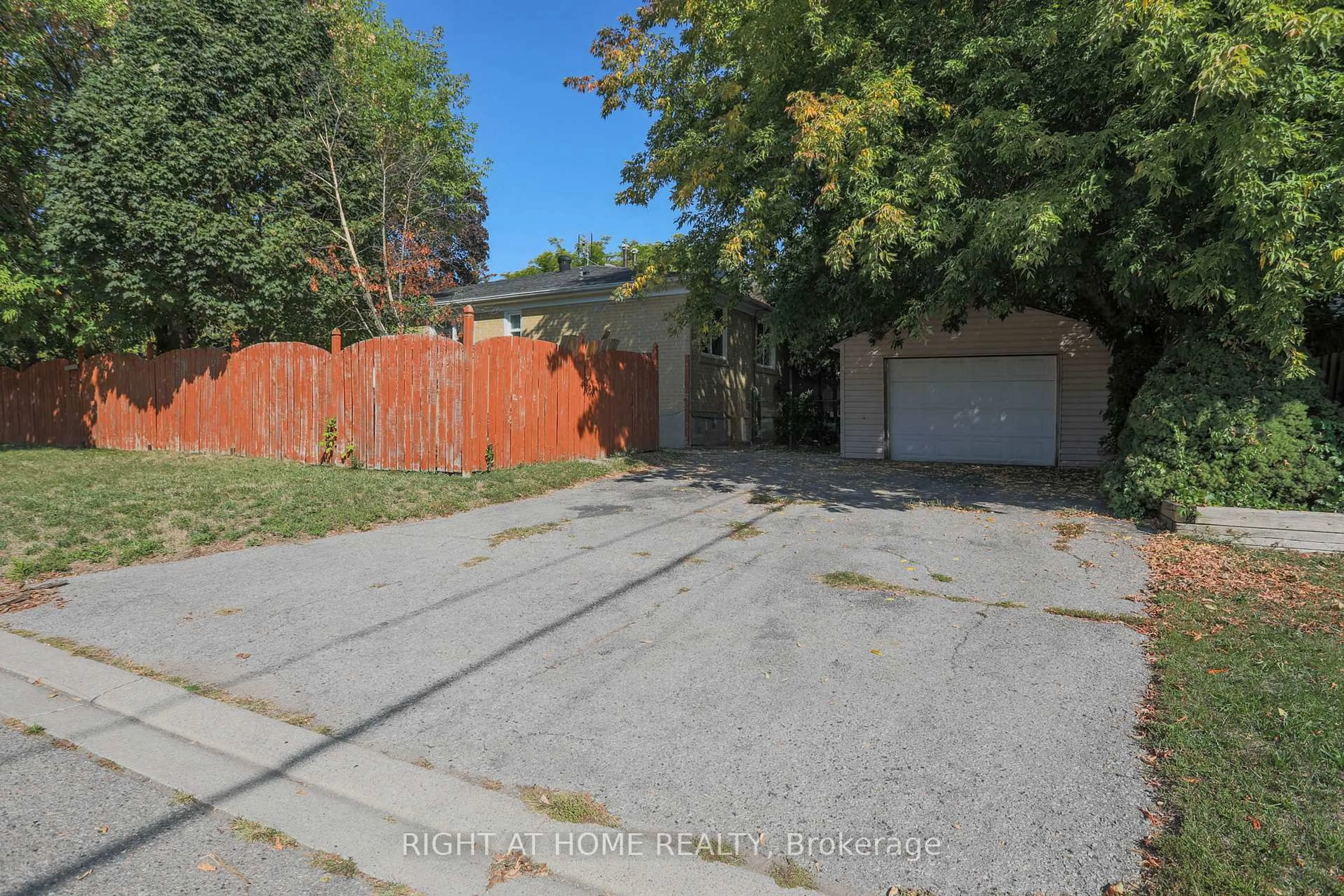 A pic from outside/outdoor area/front of a property/back of a property/a pic from drone, street for 303 Blue Grass Blvd, Richmond Hill Ontario L4C 3H3