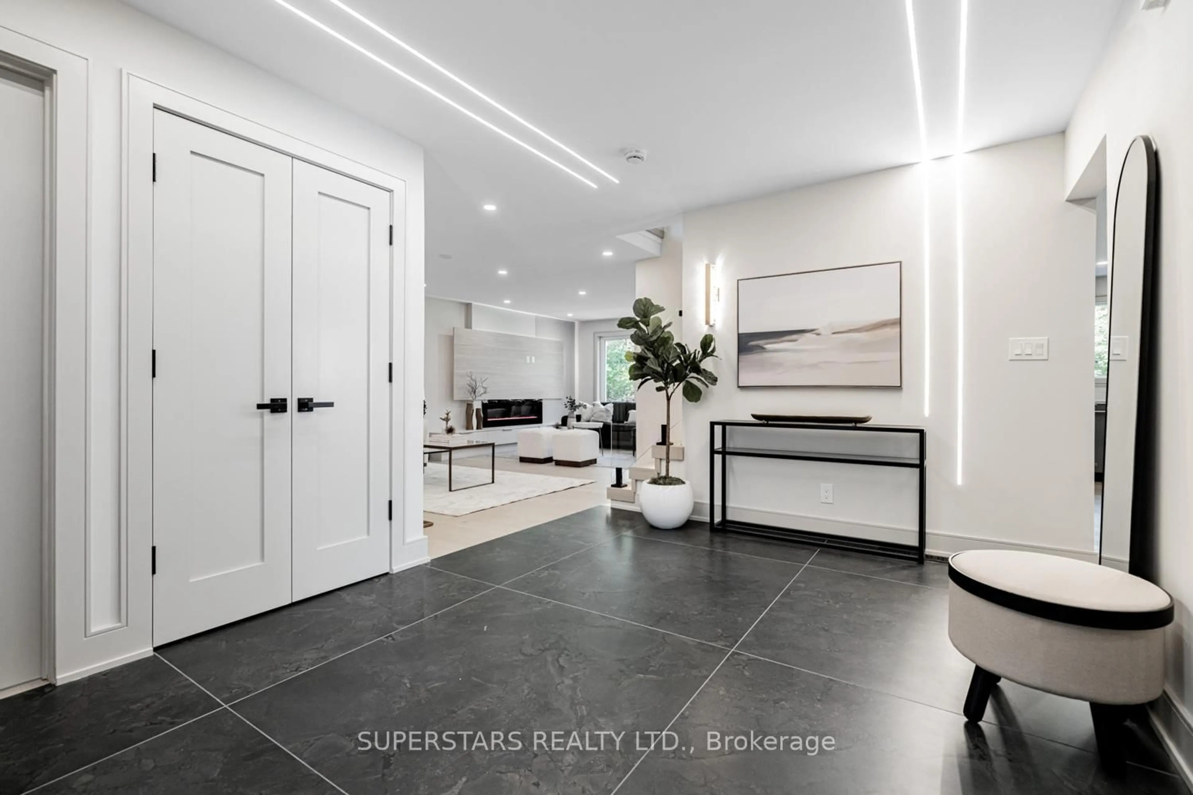 Indoor entryway for 43 Thorny Brae Dr, Markham Ontario L3T 3G5