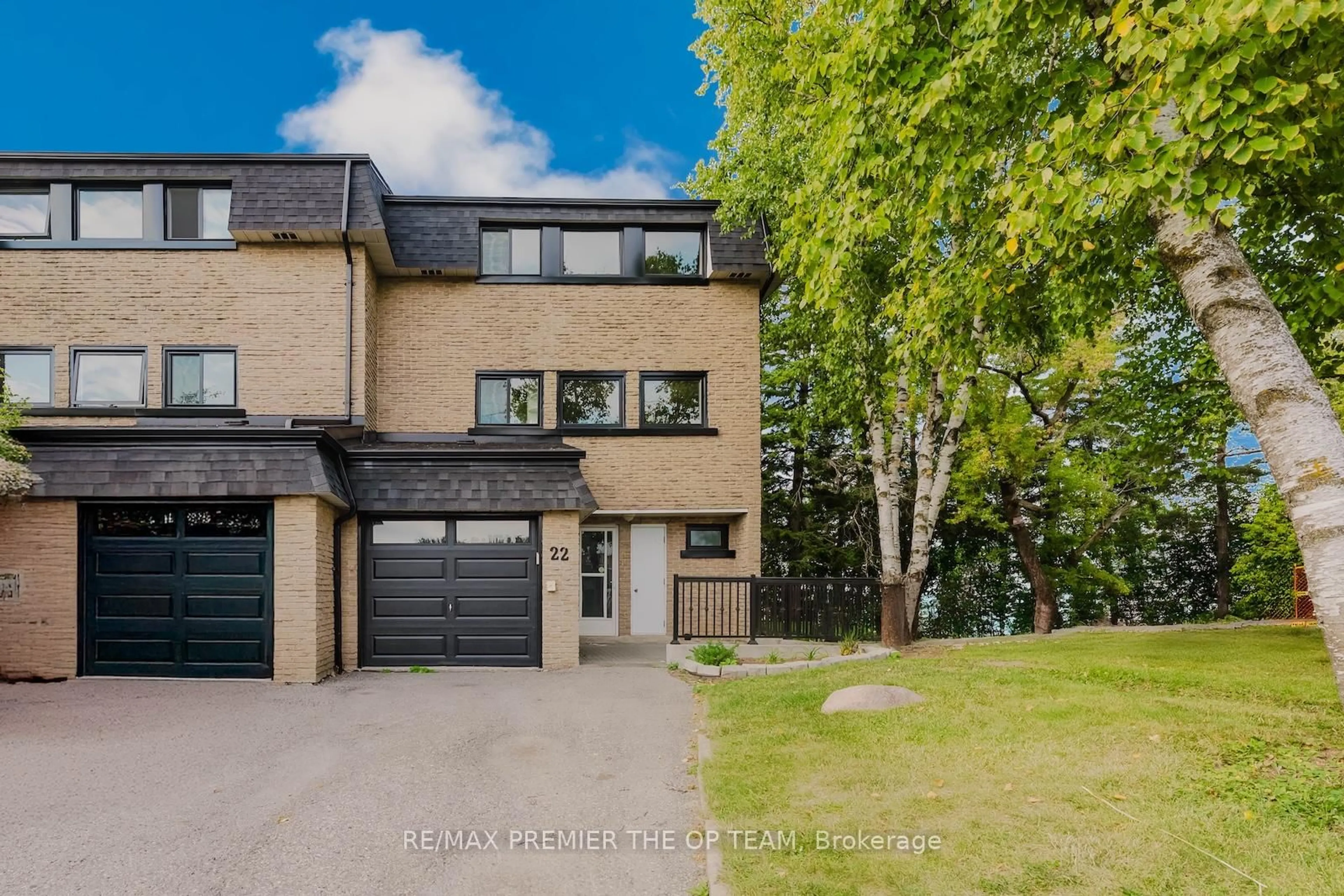 A pic from outside/outdoor area/front of a property/back of a property/a pic from drone, street for 22 Henderson Dr, Aurora Ontario L4G 3L2