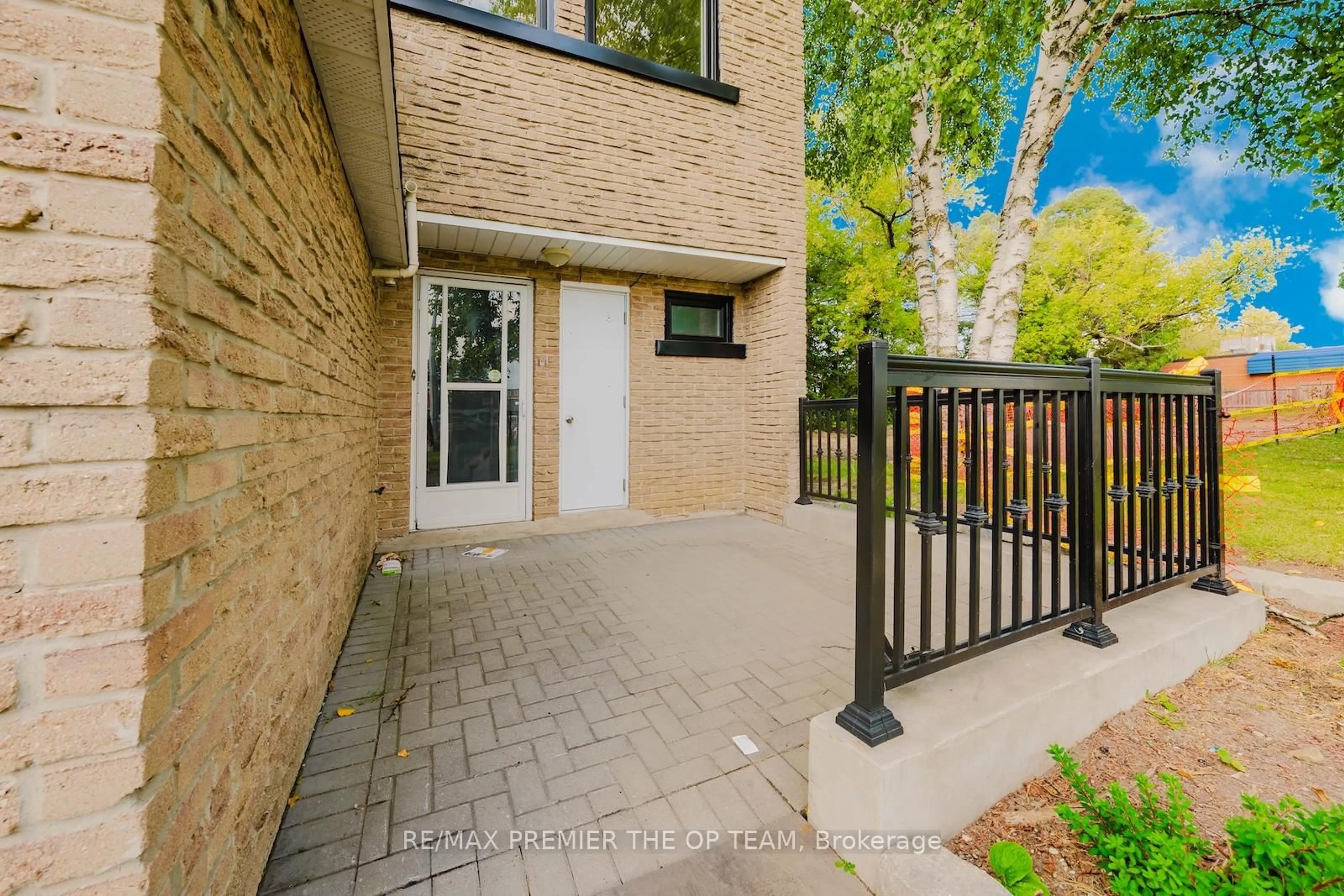 Unknown for 22 Henderson Dr, Aurora Ontario L4G 3L2