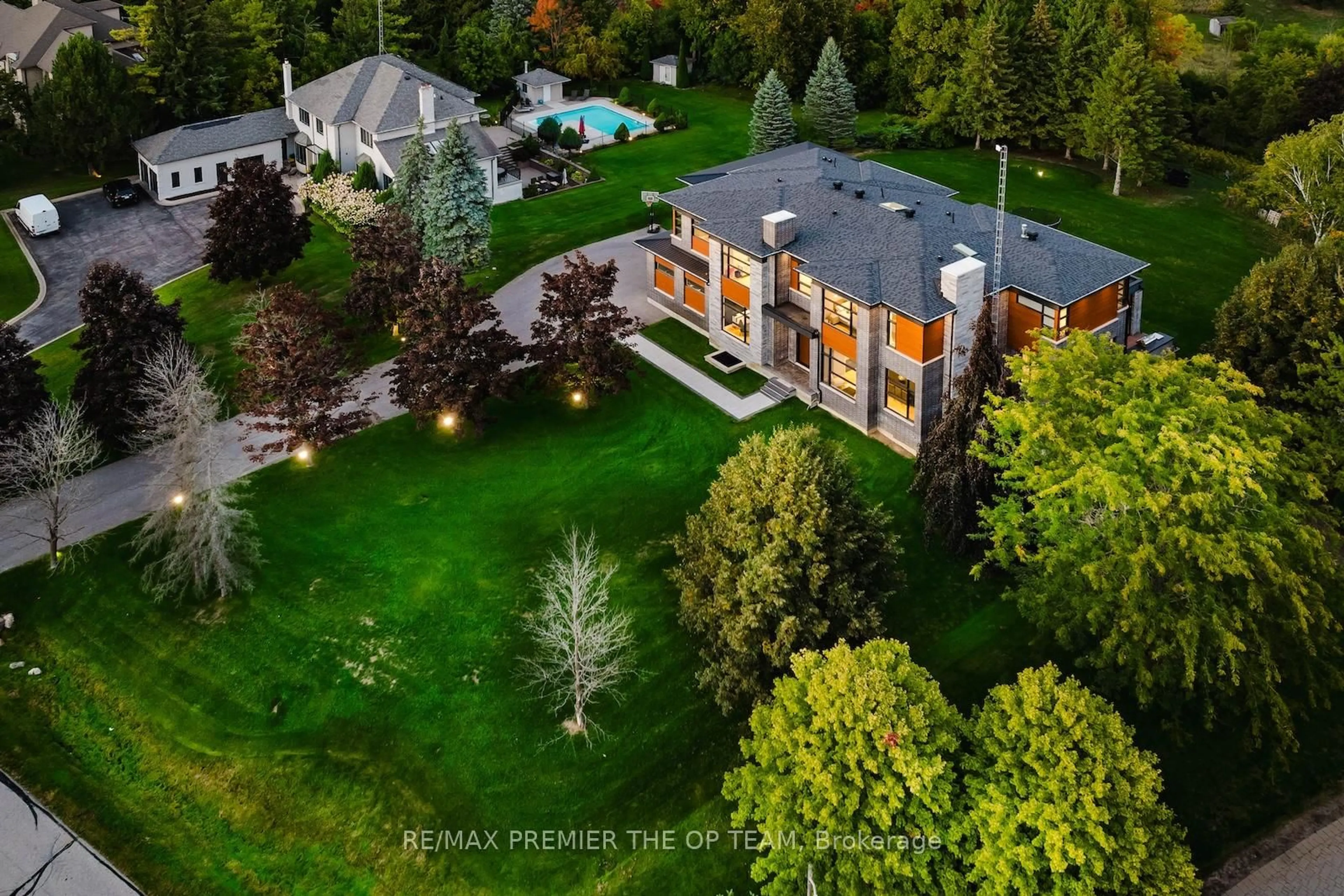 A pic from outside/outdoor area/front of a property/back of a property/a pic from drone, unknown for 91 Rachelle Crt, Vaughan Ontario L4L 1A6