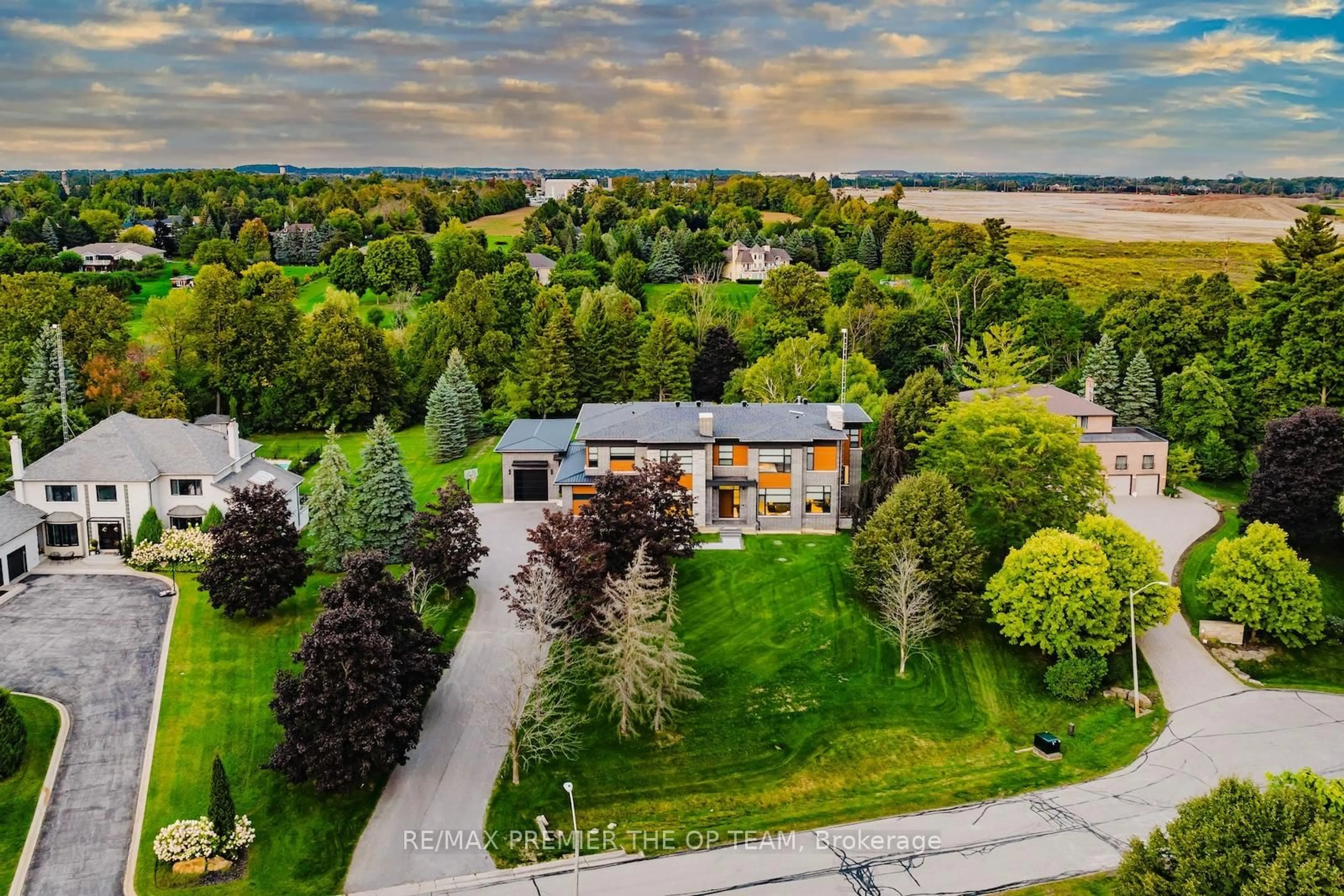 A pic from outside/outdoor area/front of a property/back of a property/a pic from drone, water/lake/river/ocean view for 91 Rachelle Crt, Vaughan Ontario L4L 1A6