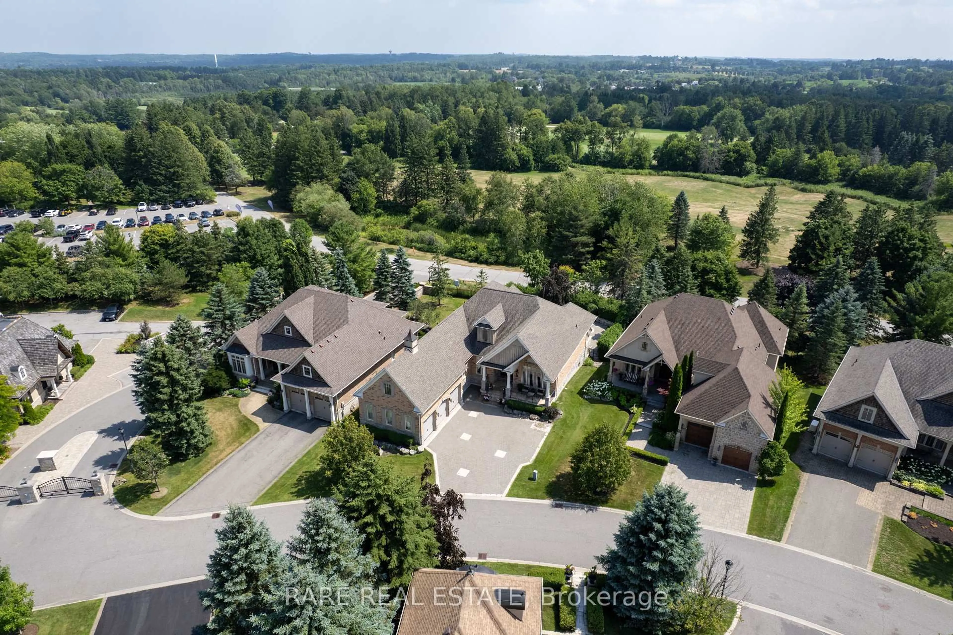 A pic from outside/outdoor area/front of a property/back of a property/a pic from drone, unknown for 40 Country Club Dr, King Ontario L7B 1M5
