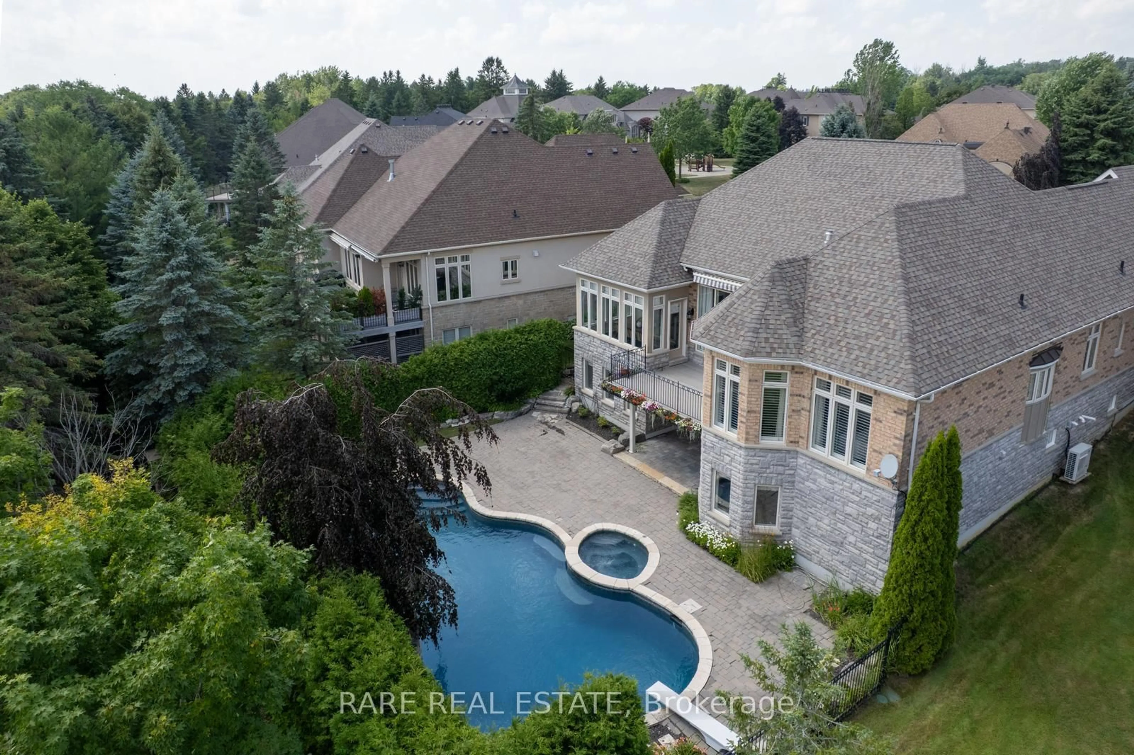 A pic from outside/outdoor area/front of a property/back of a property/a pic from drone, water/lake/river/ocean view for 40 Country Club Dr, King Ontario L7B 1M5