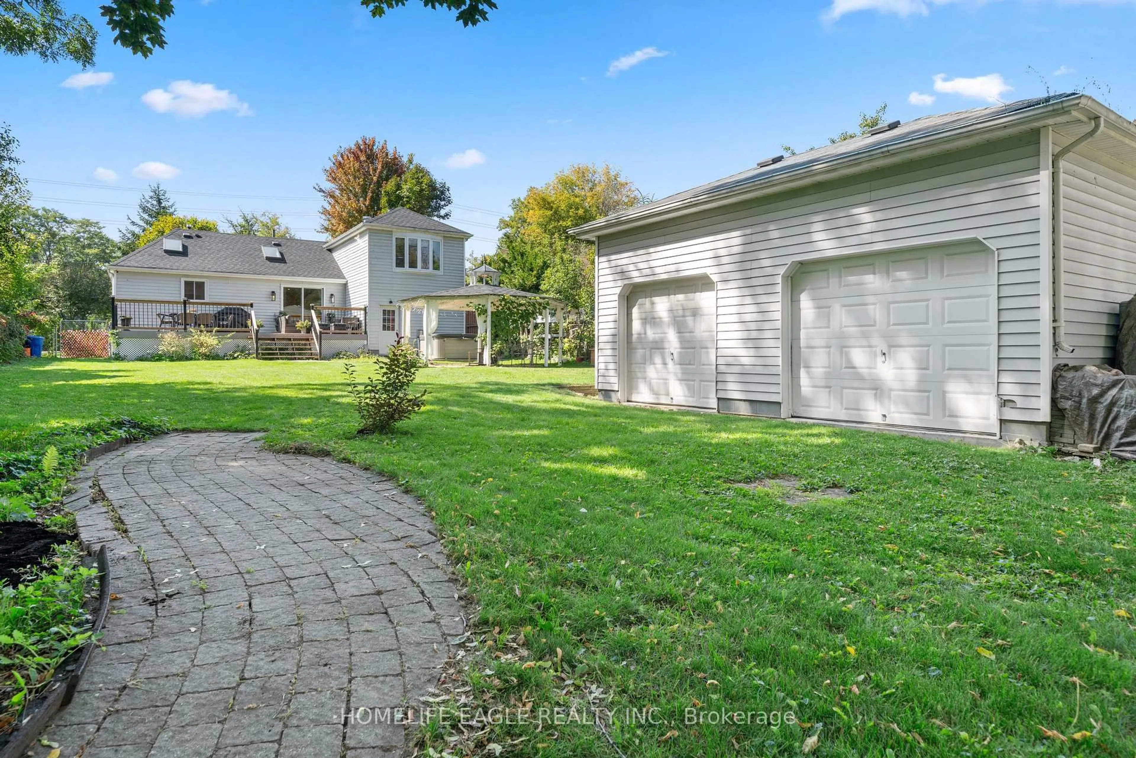 A pic from outside/outdoor area/front of a property/back of a property/a pic from drone, street for 17 Toll Rd, East Gwillimbury Ontario L9N 1G6