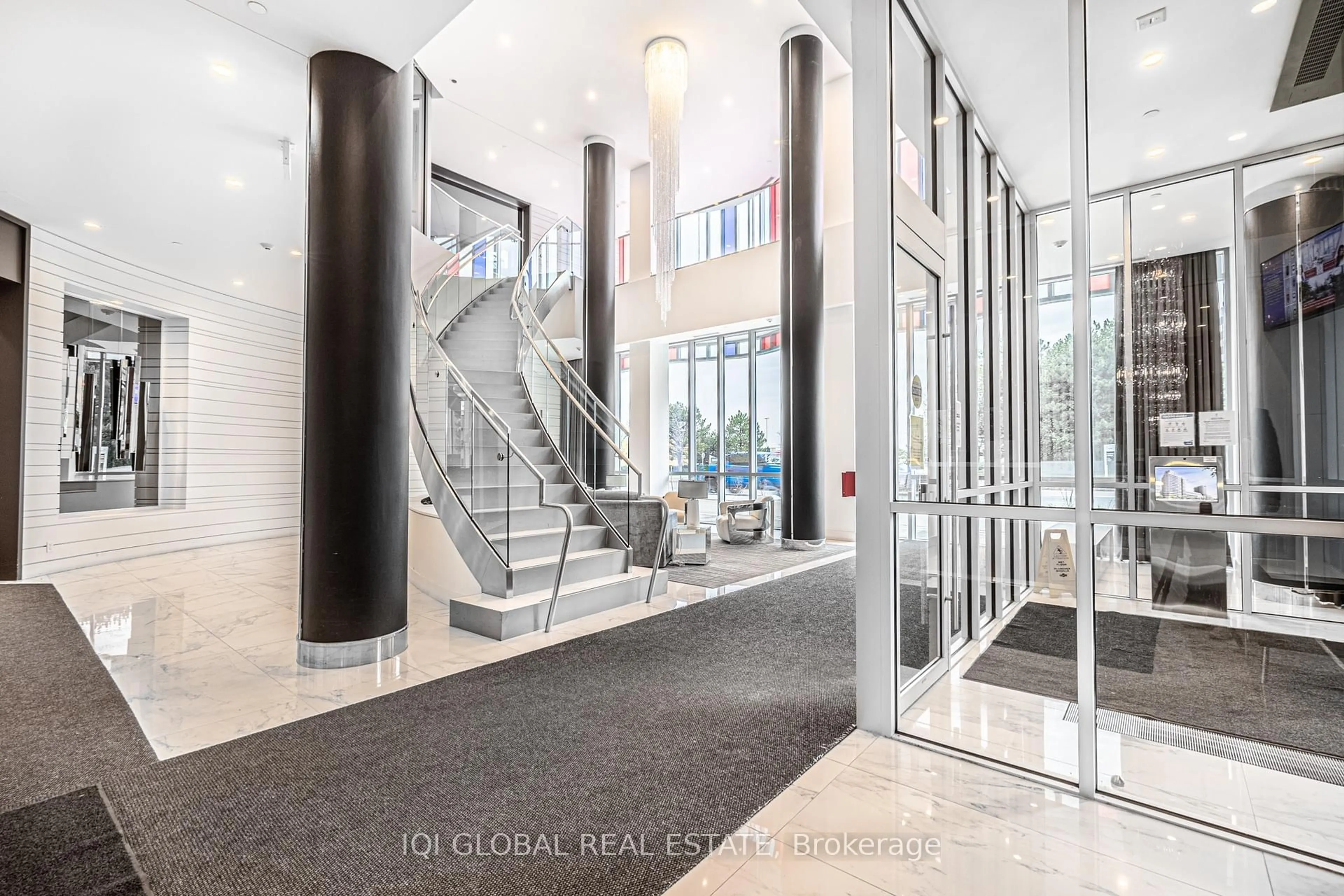 Indoor foyer for 9471 Yonge St #301, Richmond Hill Ontario L4C 1V4