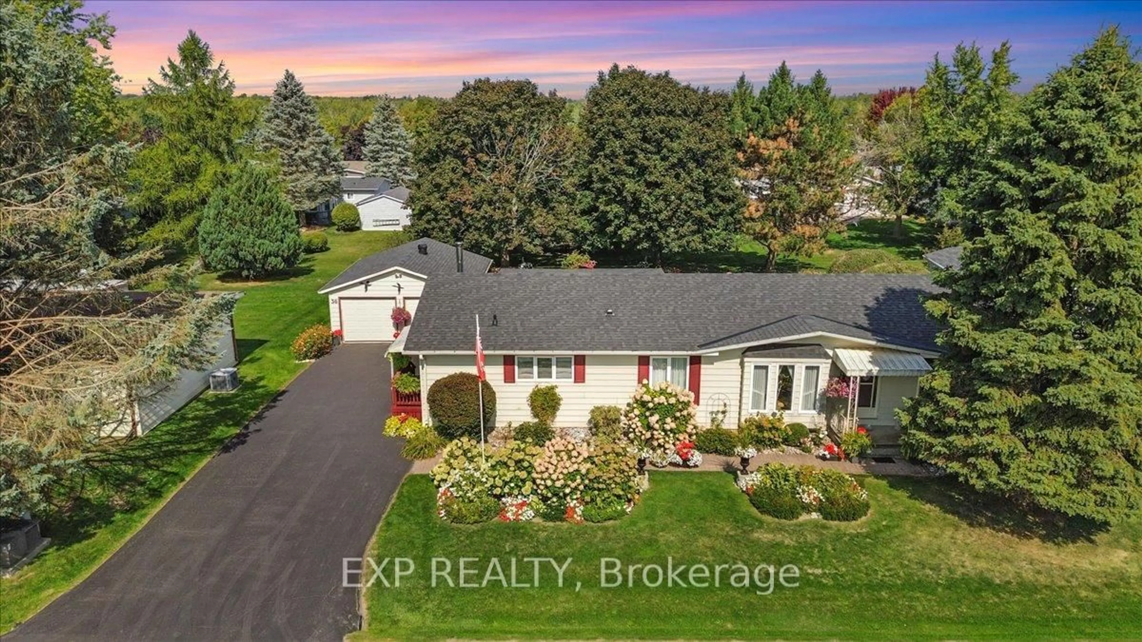 A pic from outside/outdoor area/front of a property/back of a property/a pic from drone, street for 36 Juno Cres, Georgina Ontario L0E 1R0