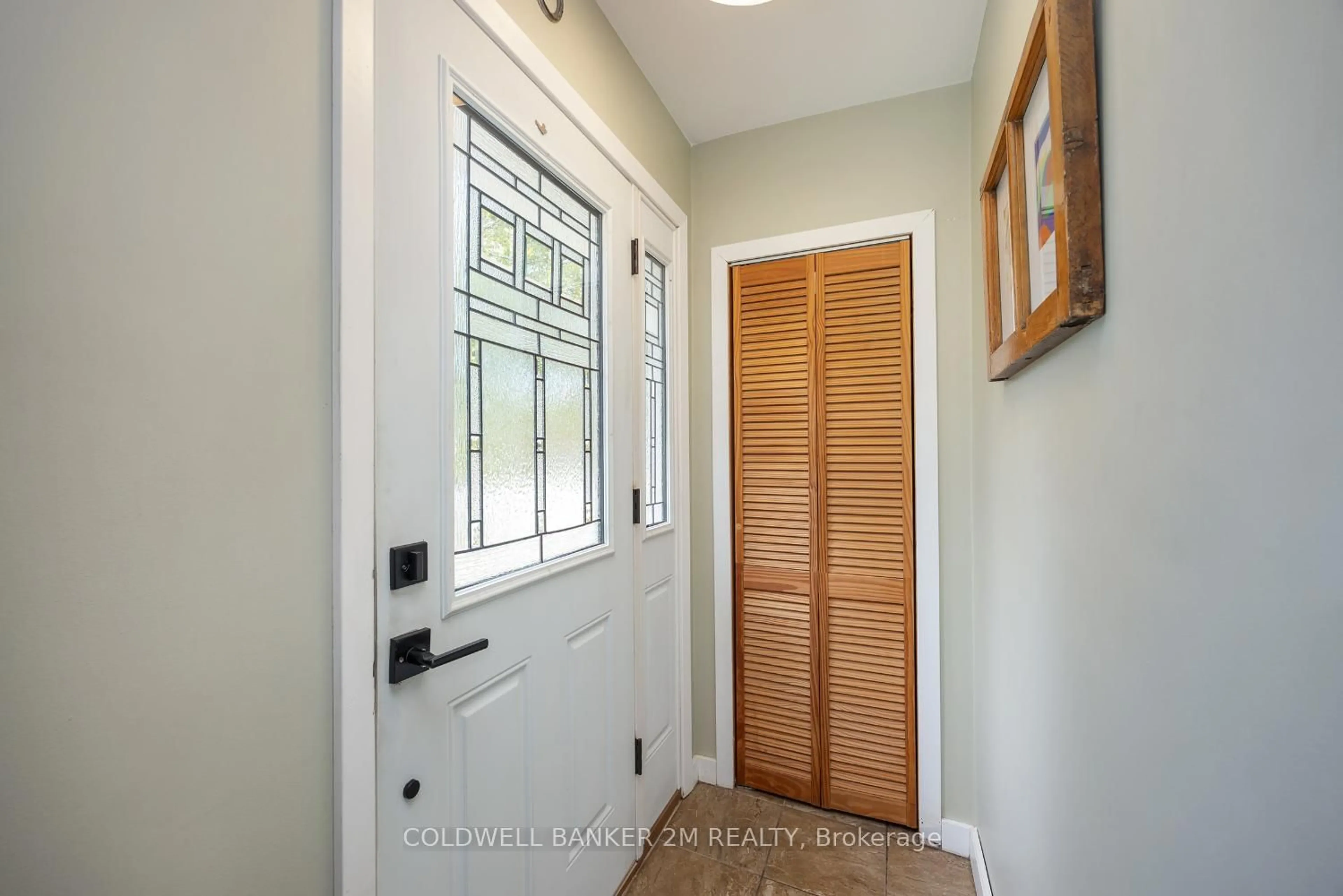 Indoor entryway for 17 Lindell Rd, Georgina Ontario L0E 1N0