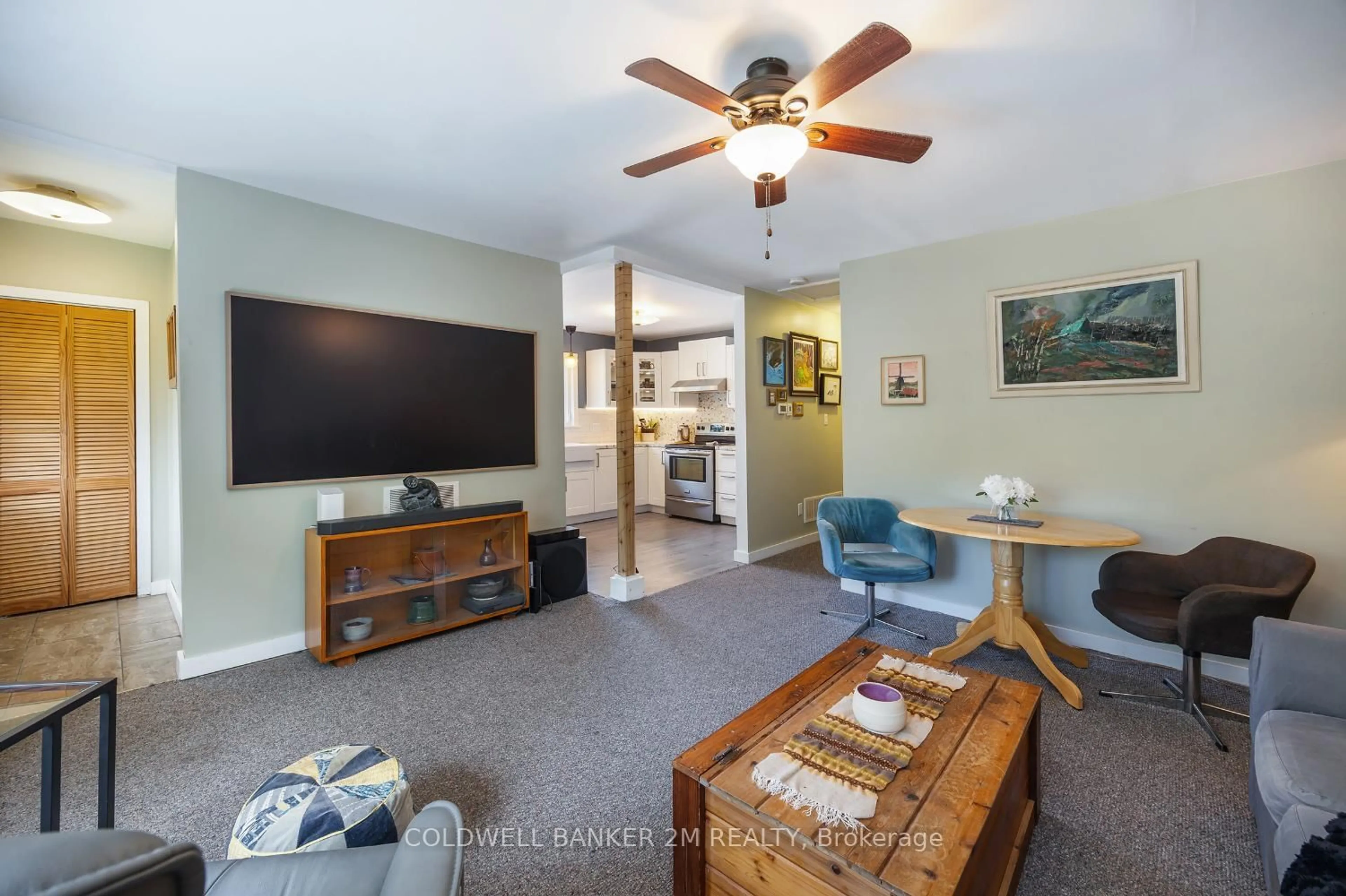 Living room with furniture, unknown for 17 Lindell Rd, Georgina Ontario L0E 1N0
