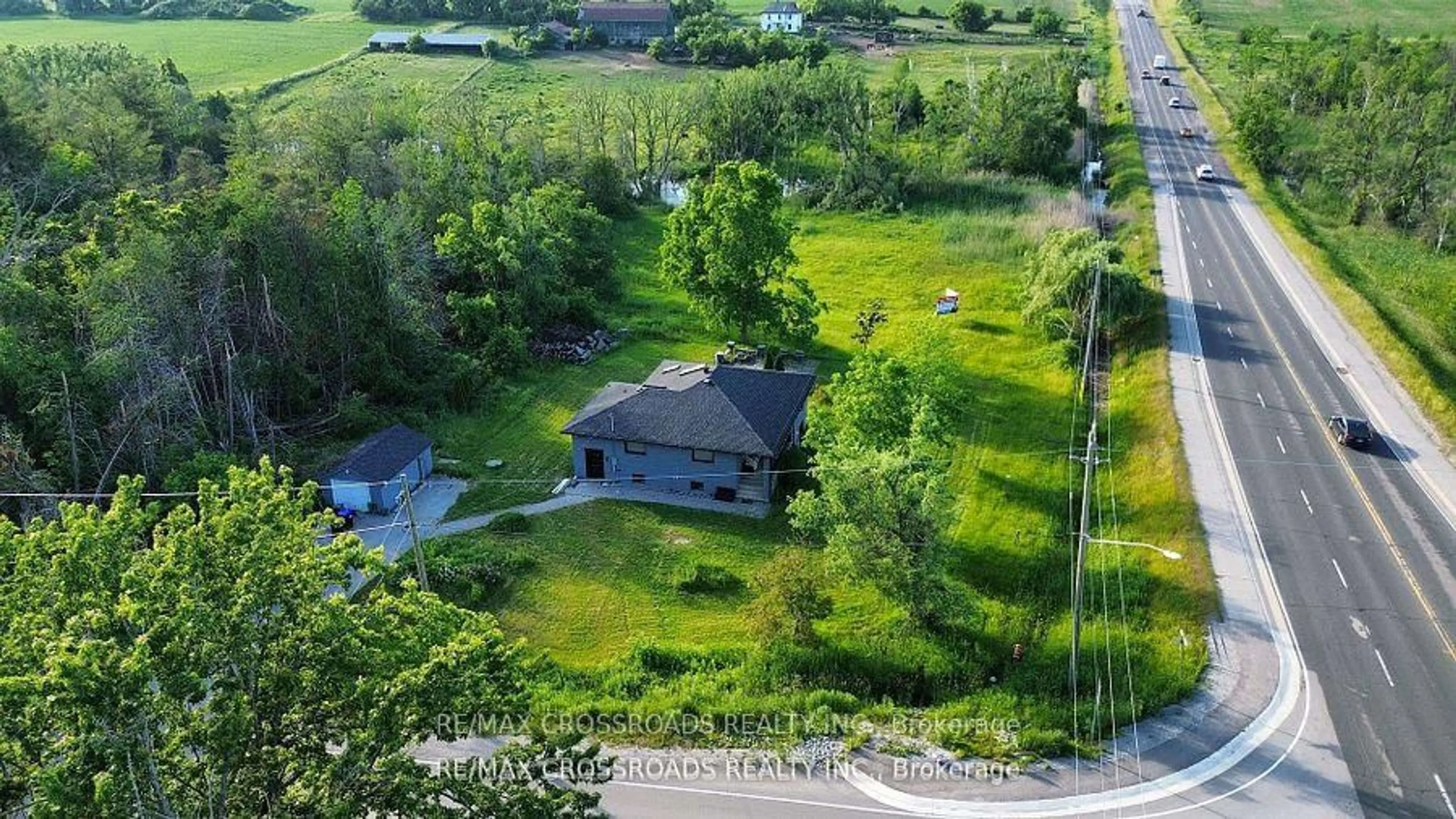 A pic from outside/outdoor area/front of a property/back of a property/a pic from drone, unknown for 7118 Yonge St, Innisfil Ontario L9S 4P3