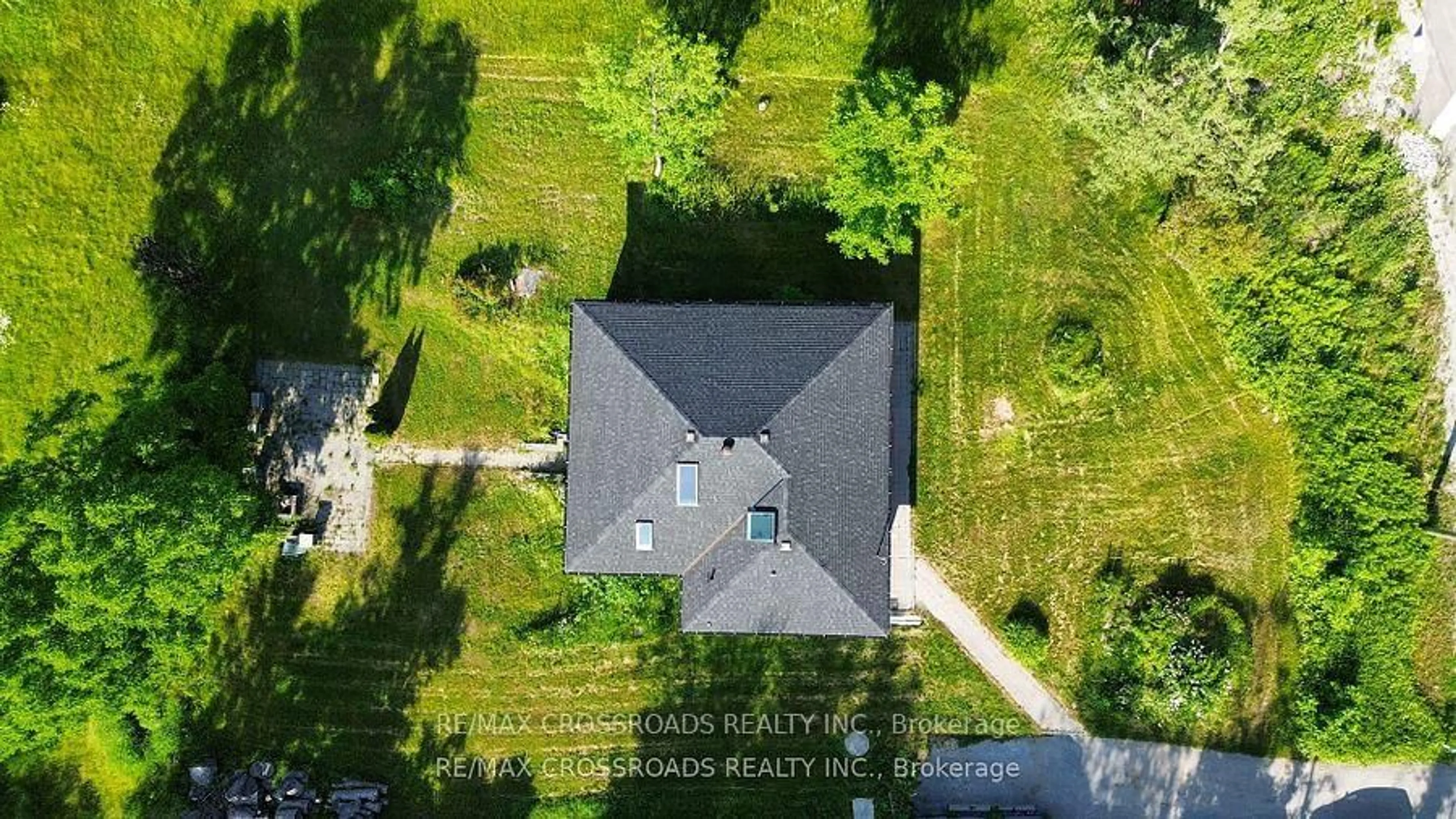 A pic from outside/outdoor area/front of a property/back of a property/a pic from drone, unknown for 7118 Yonge St, Innisfil Ontario L9S 4P3