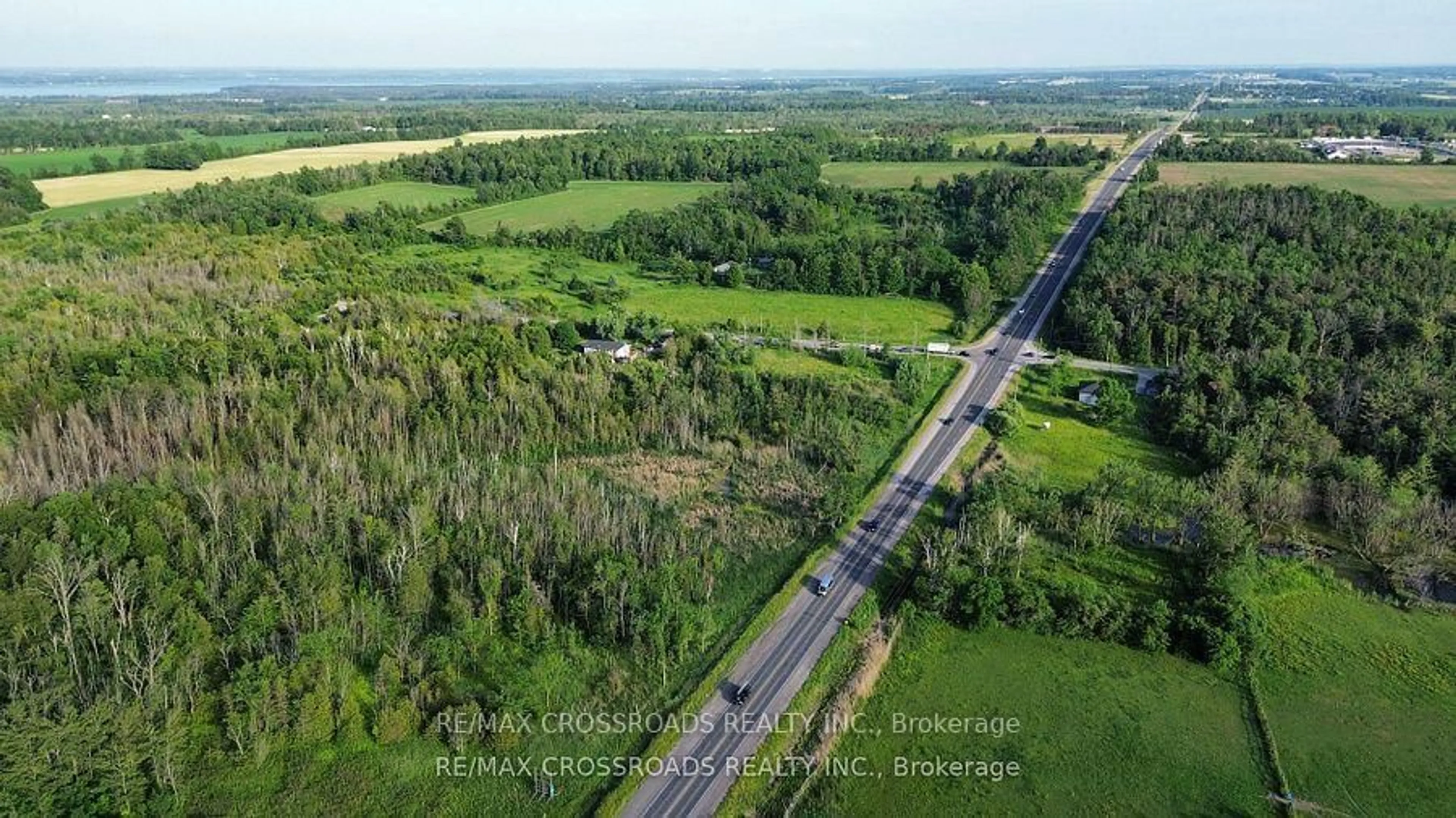 A pic from outside/outdoor area/front of a property/back of a property/a pic from drone, street for 7118 Yonge St, Innisfil Ontario L9S 4P3