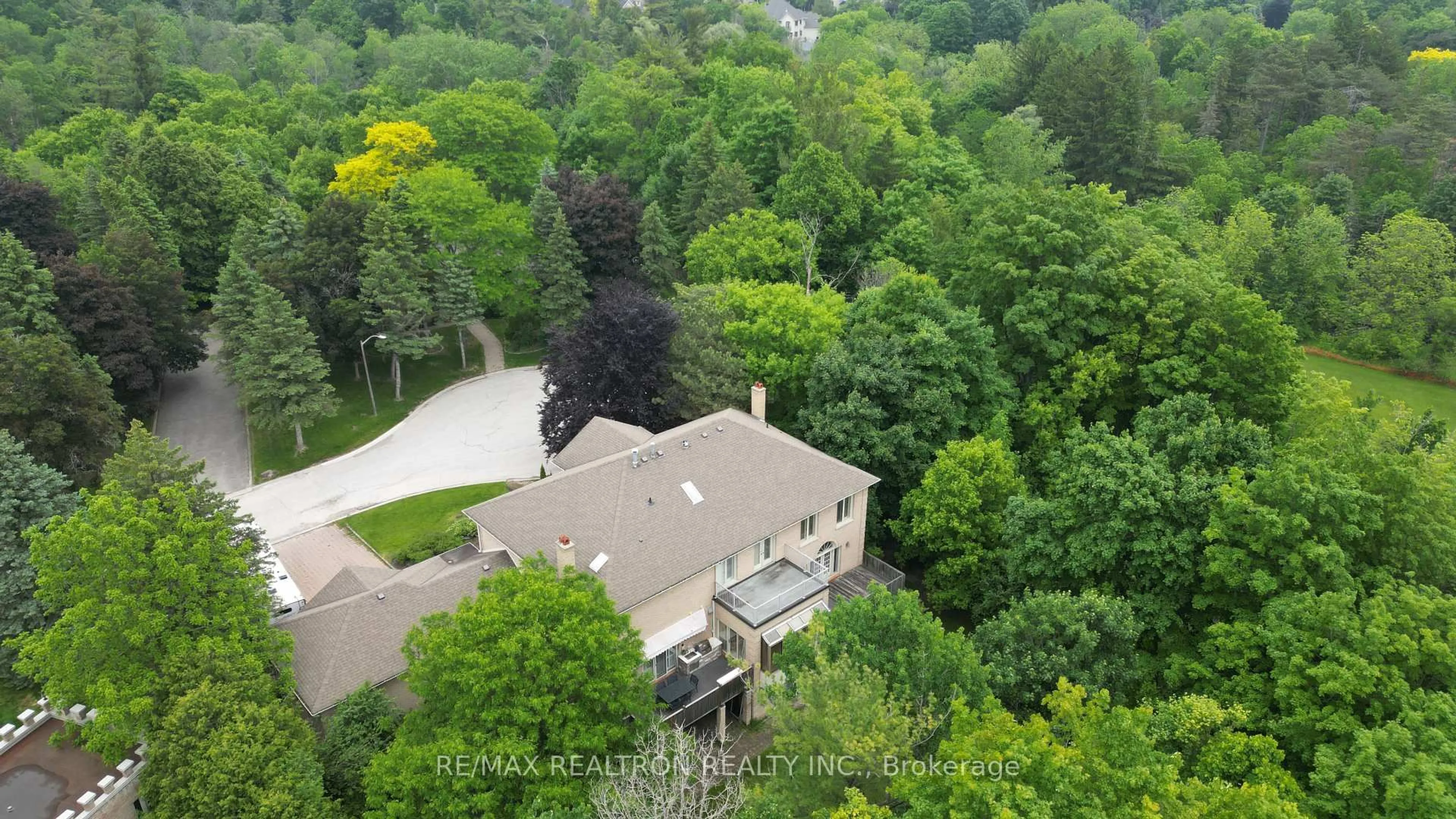 A pic from outside/outdoor area/front of a property/back of a property/a pic from drone, forest/trees view for 12 Moodie Dr, Richmond Hill Ontario L4C 8C9