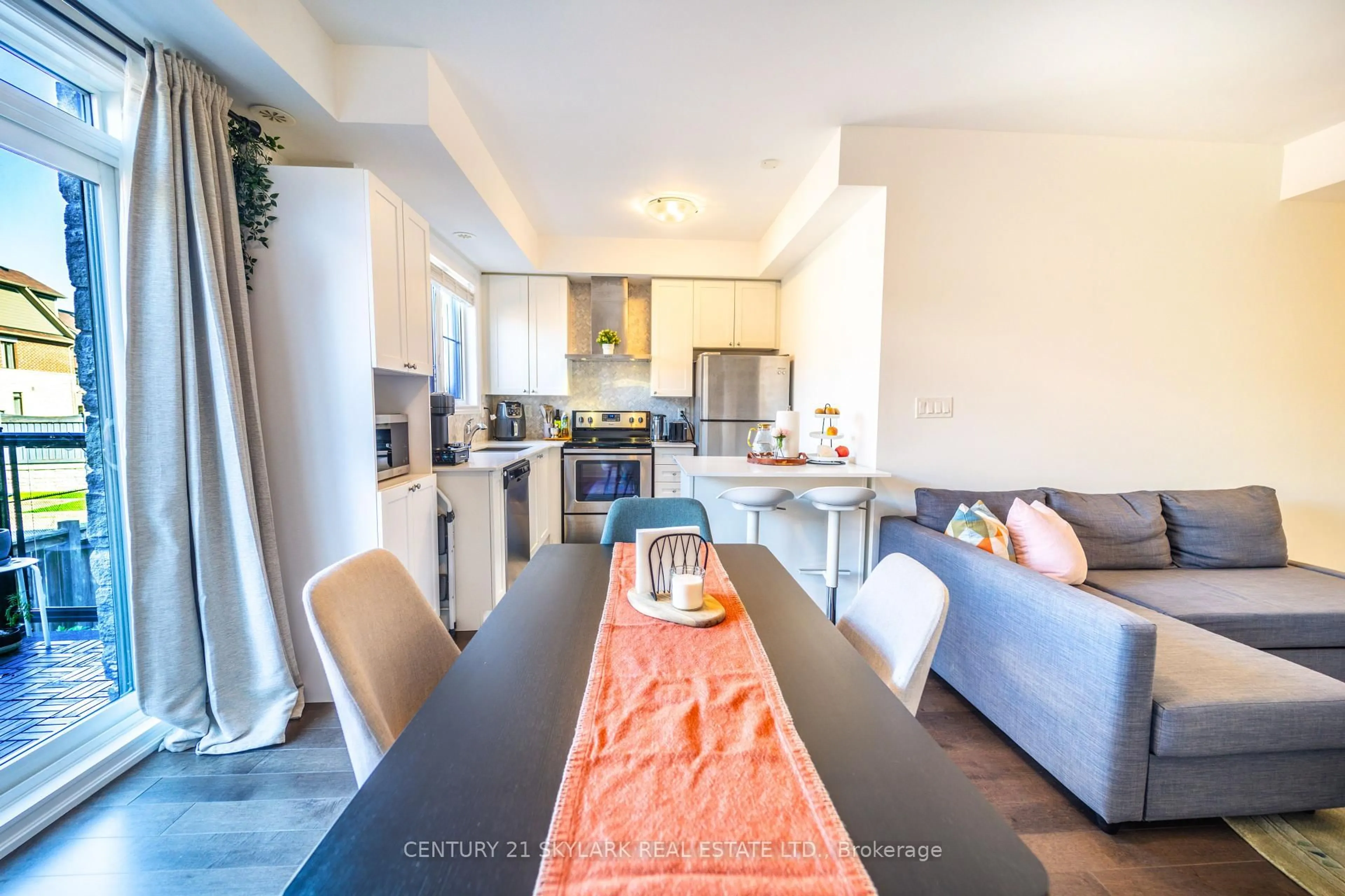 Open concept kitchen, ceramic/tile floor for 196 Pine Grove Rd #6, Vaughan Ontario L4L 0H8