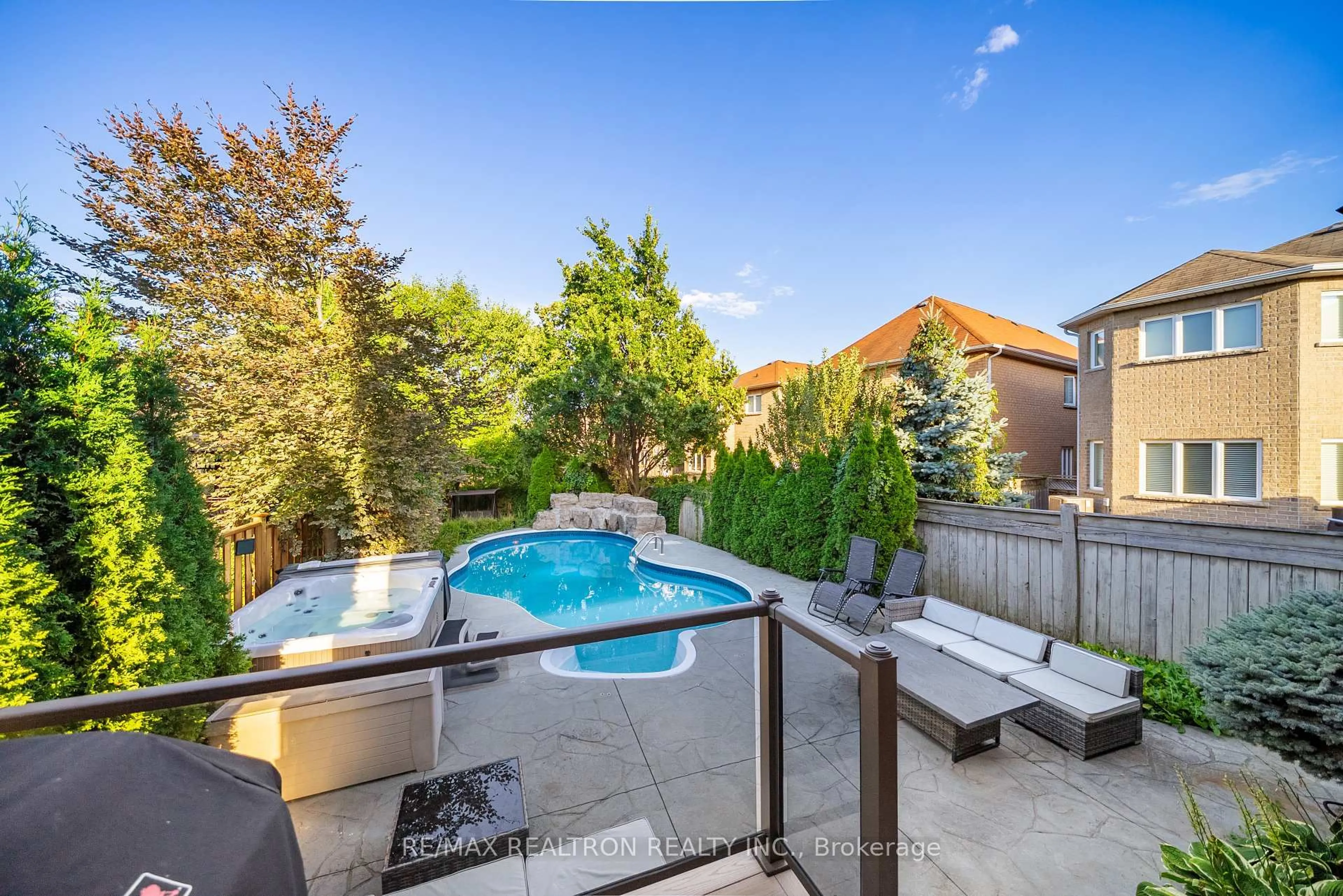 Pool for 565 Thornhill Woods Dr, Vaughan Ontario L4J 8Z8