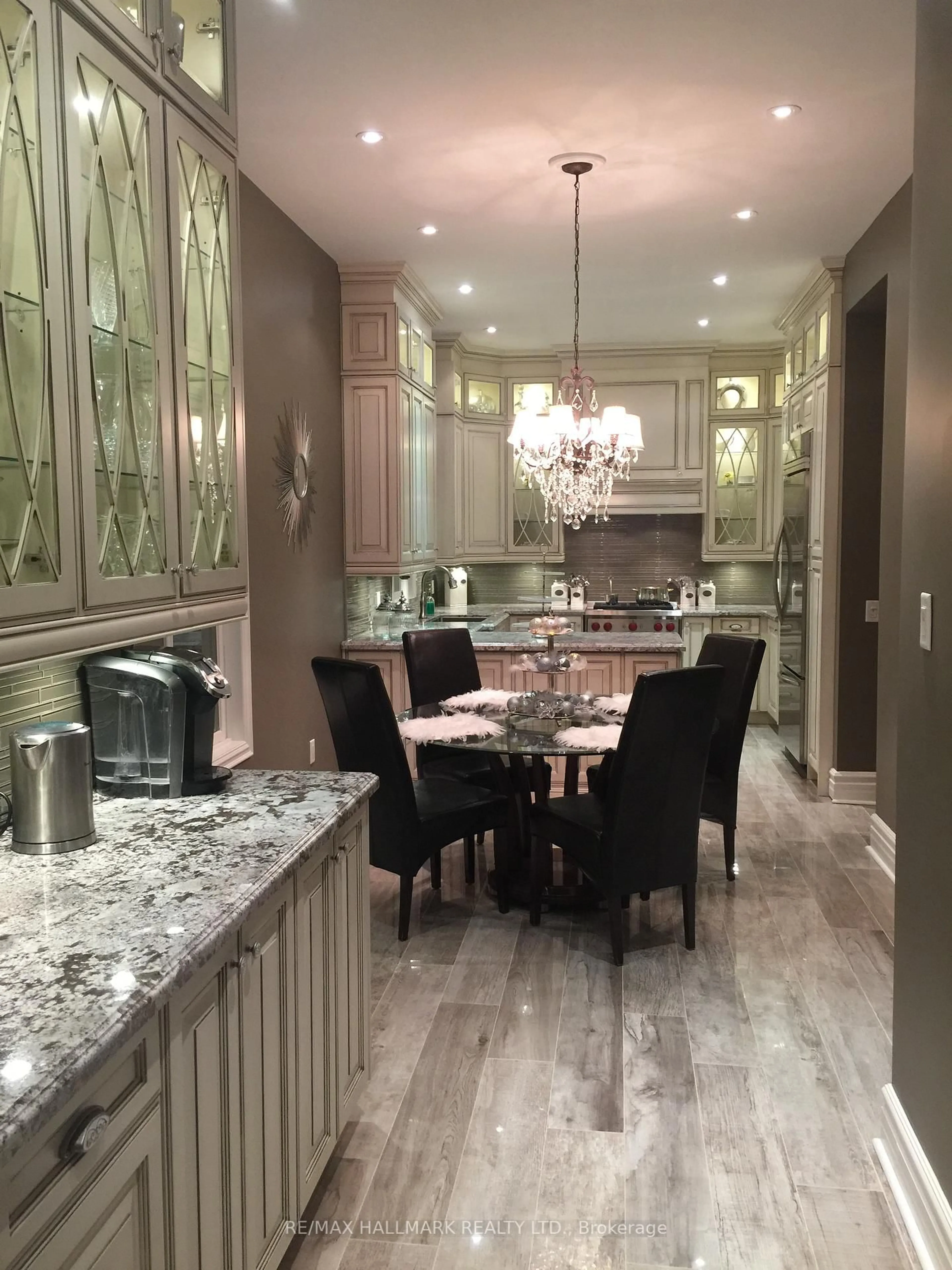 Contemporary kitchen, unknown for 9 Willett Cres, Richmond Hill Ontario L4C 7W4