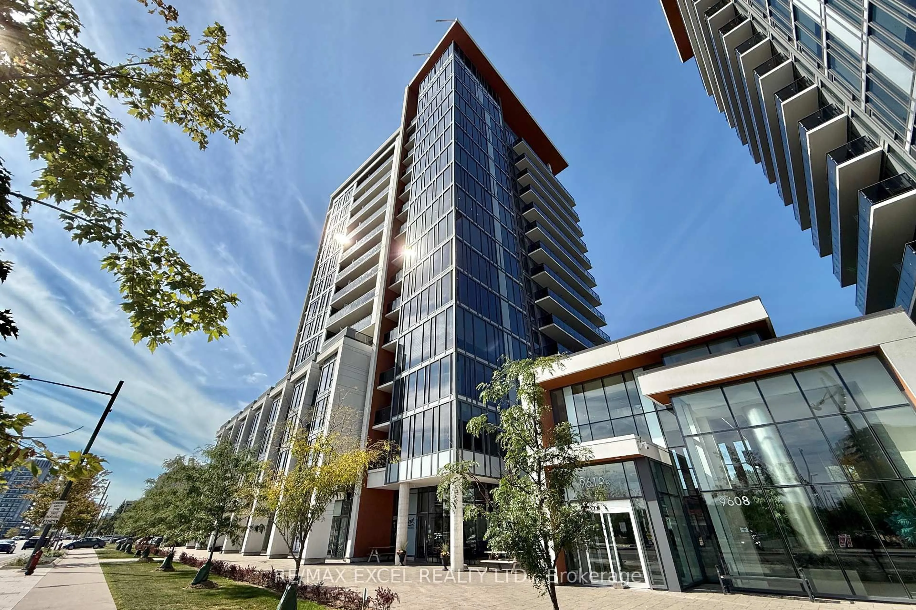 Indoor foyer for 9600 Yonge St #606, Richmond Hill Ontario L4C 0X3