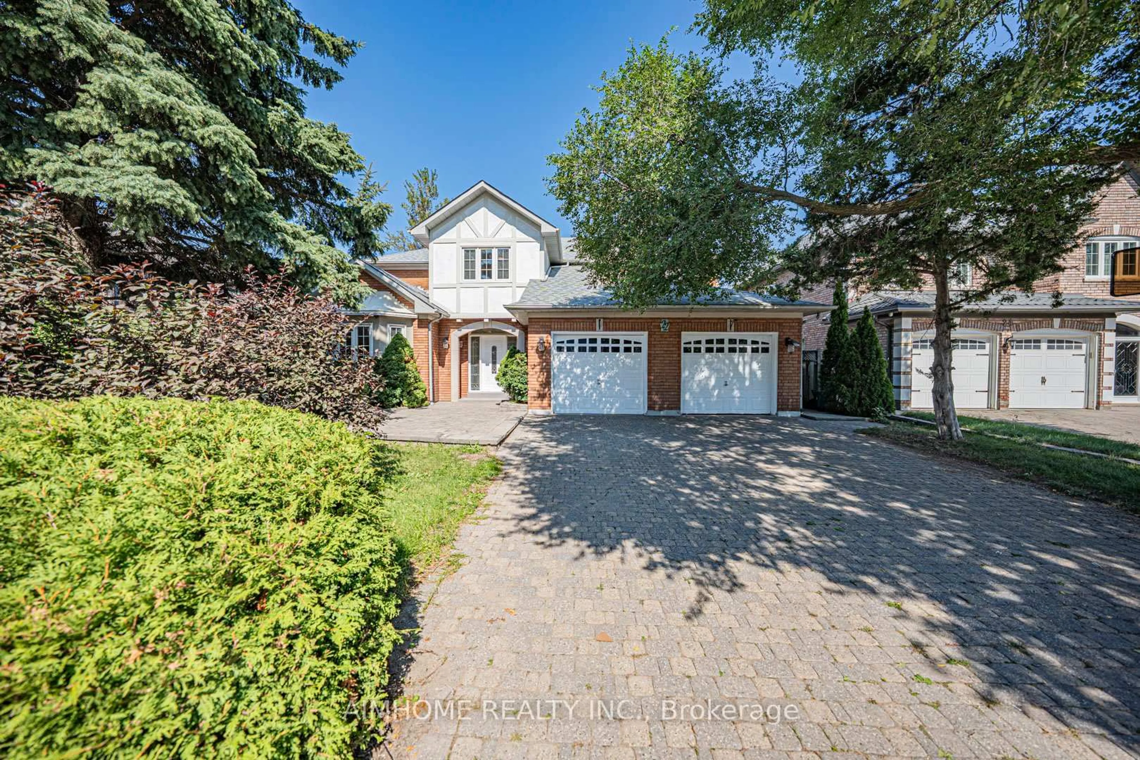 Home with brick exterior material, street for 22 Chiltern Hill, Richmond Hill Ontario L4B 3B8