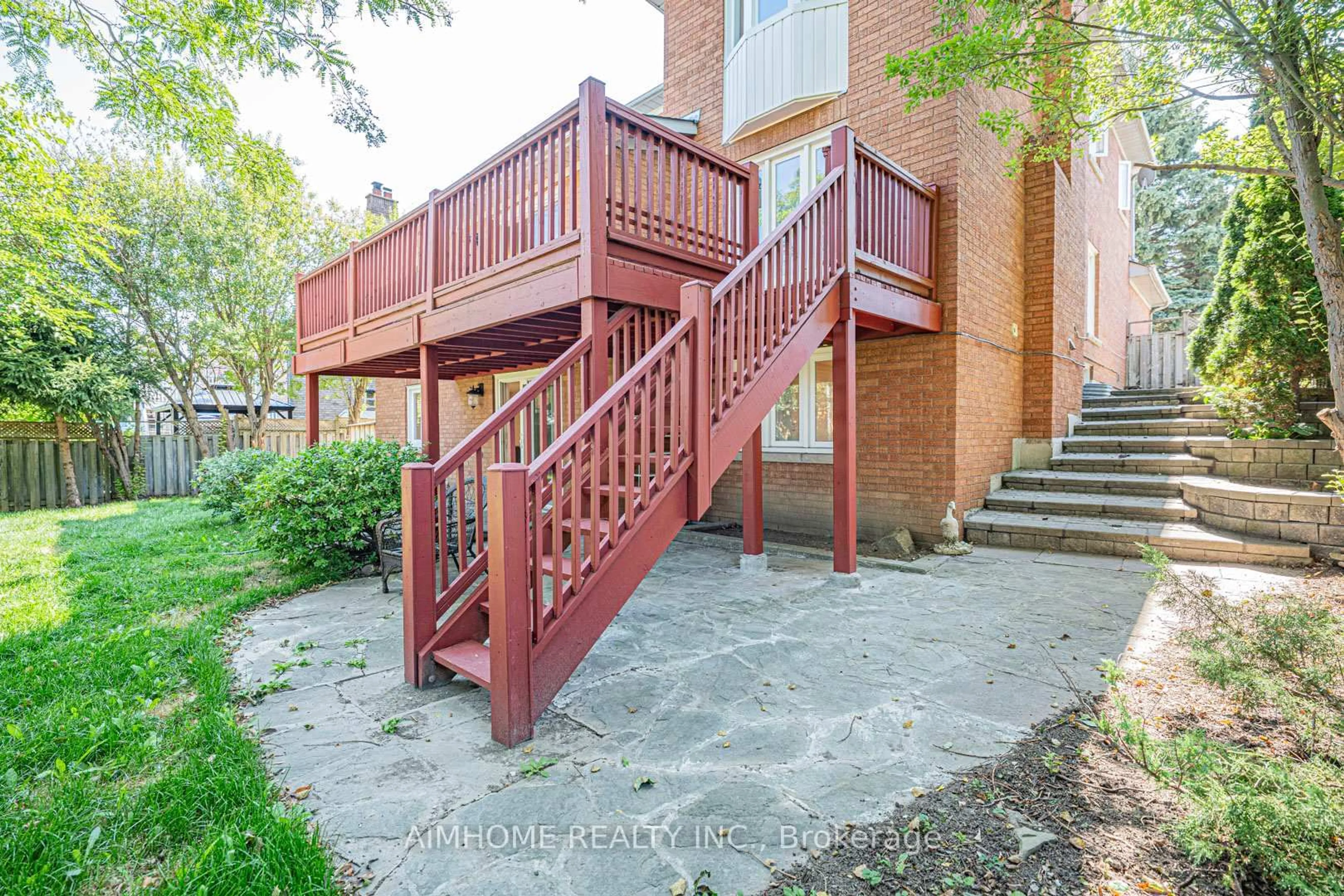 Patio, street for 22 Chiltern Hill, Richmond Hill Ontario L4B 3B8