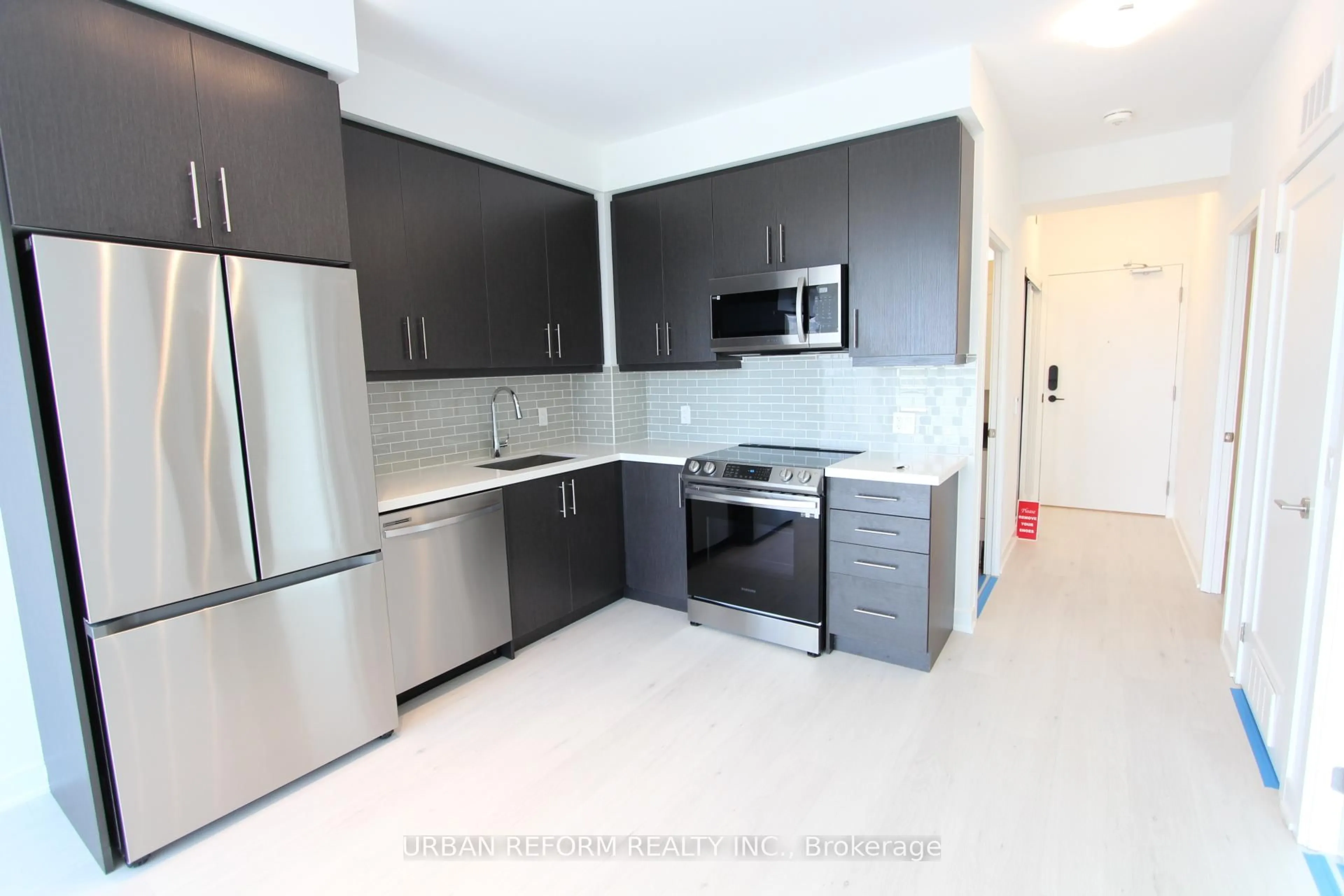 Standard kitchen, ceramic/tile floor for 95 Oneida Cres #801, Richmond Hill Ontario L4B 0H5